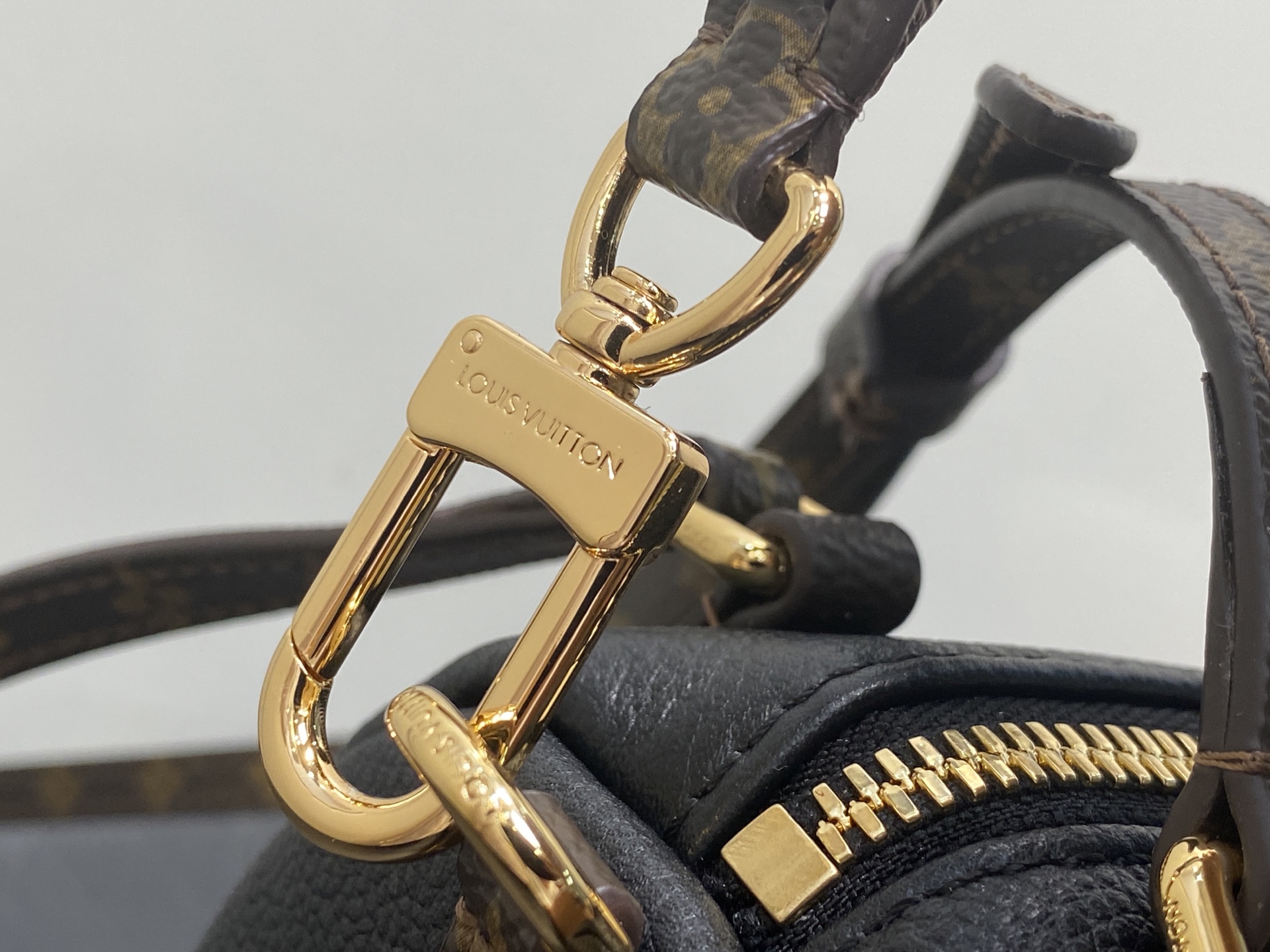 Lou*s Vuitton Express Bag (17 x 13.5 x 26CM)