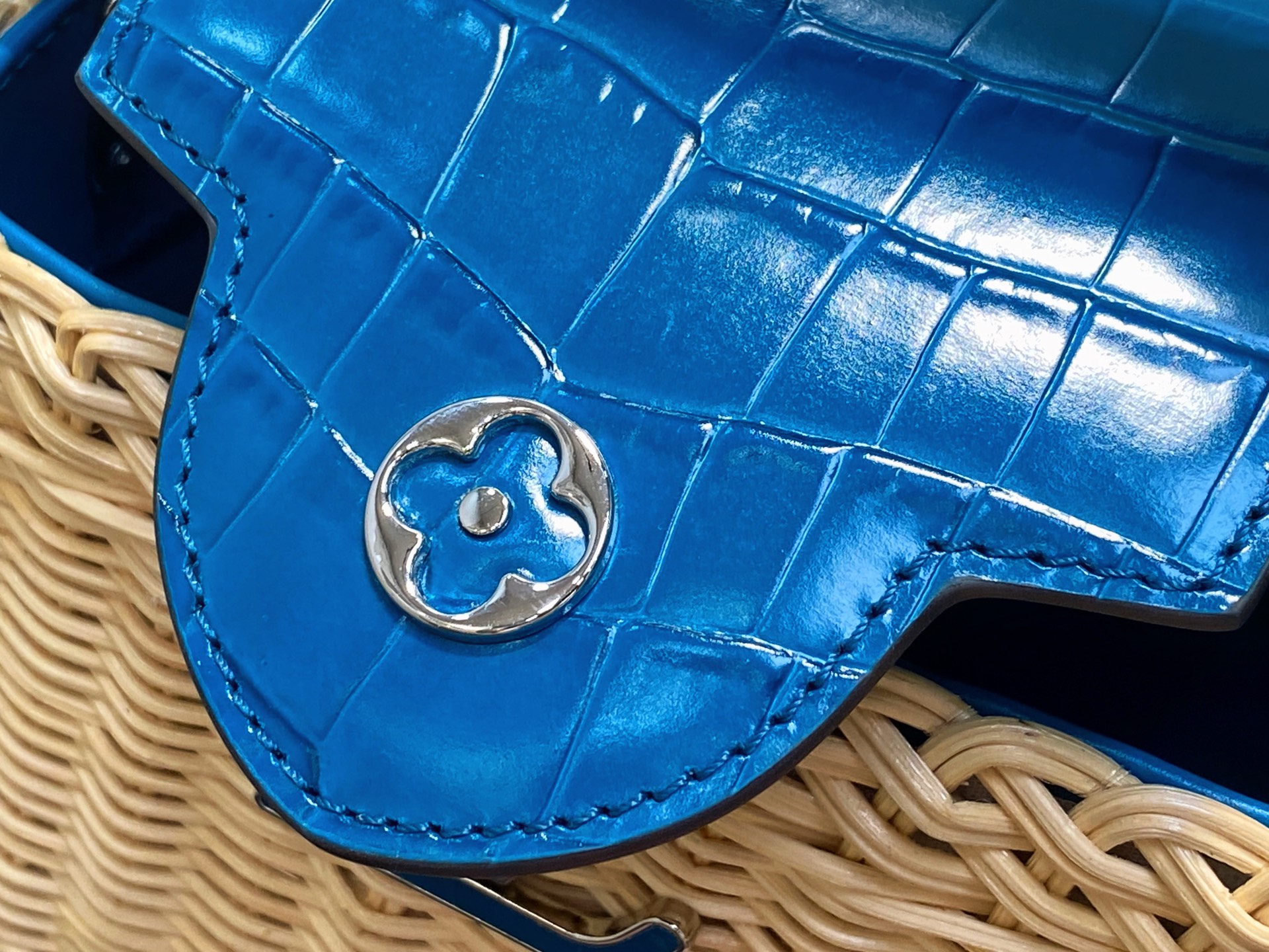 Lo*uis Vuitton Capucines ES Mini Bag(21 x 8 x 14CM)