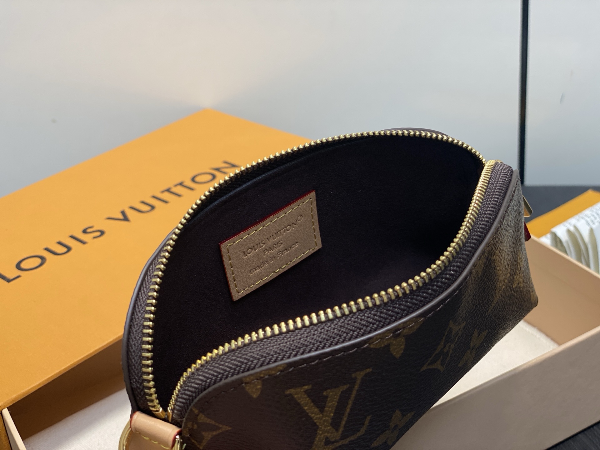 Louis Vu*itton Lipstick Cosmetic Bag(6 x 3.3 x 11CM)