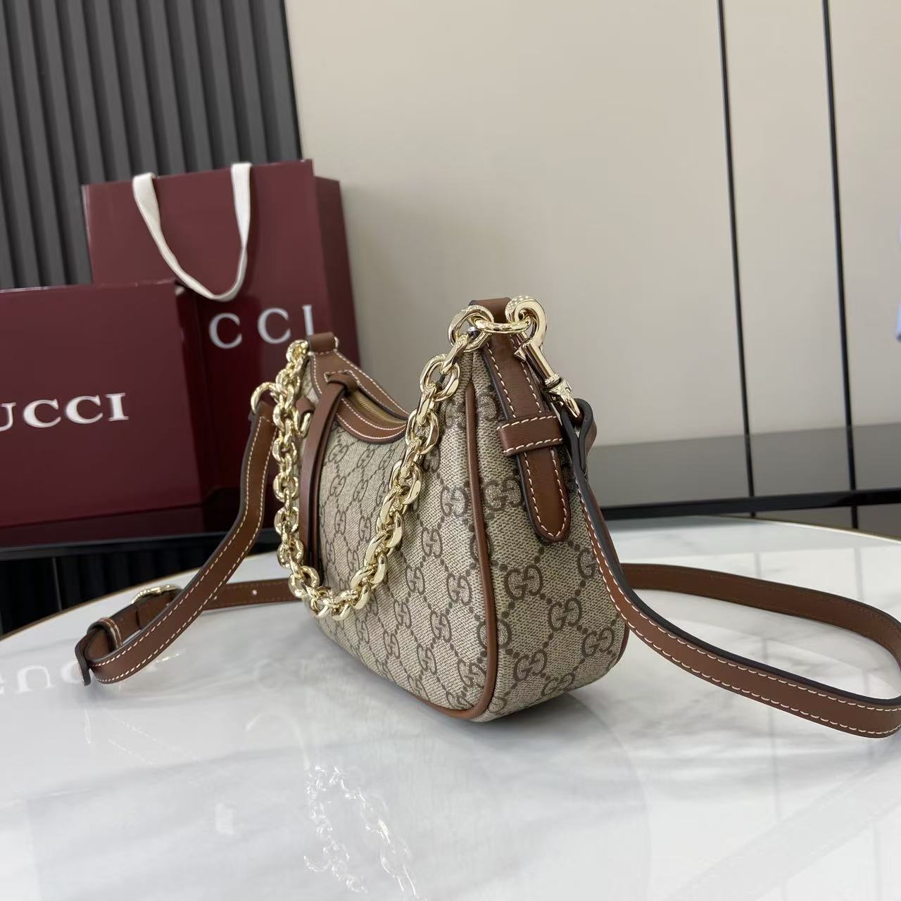 Gucc* GG Emblem Shoulder Bag(24*16.5*5.5CM)