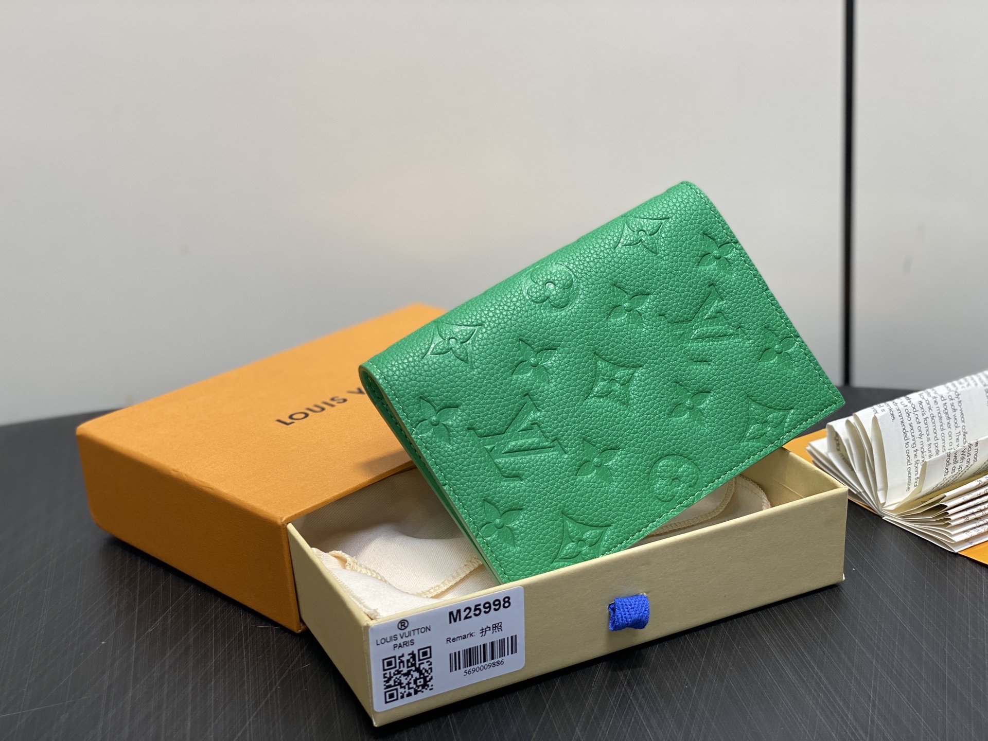 Louis Vu*tton Passport Card Holder(10.0 x 14.0 x 2.5CM)