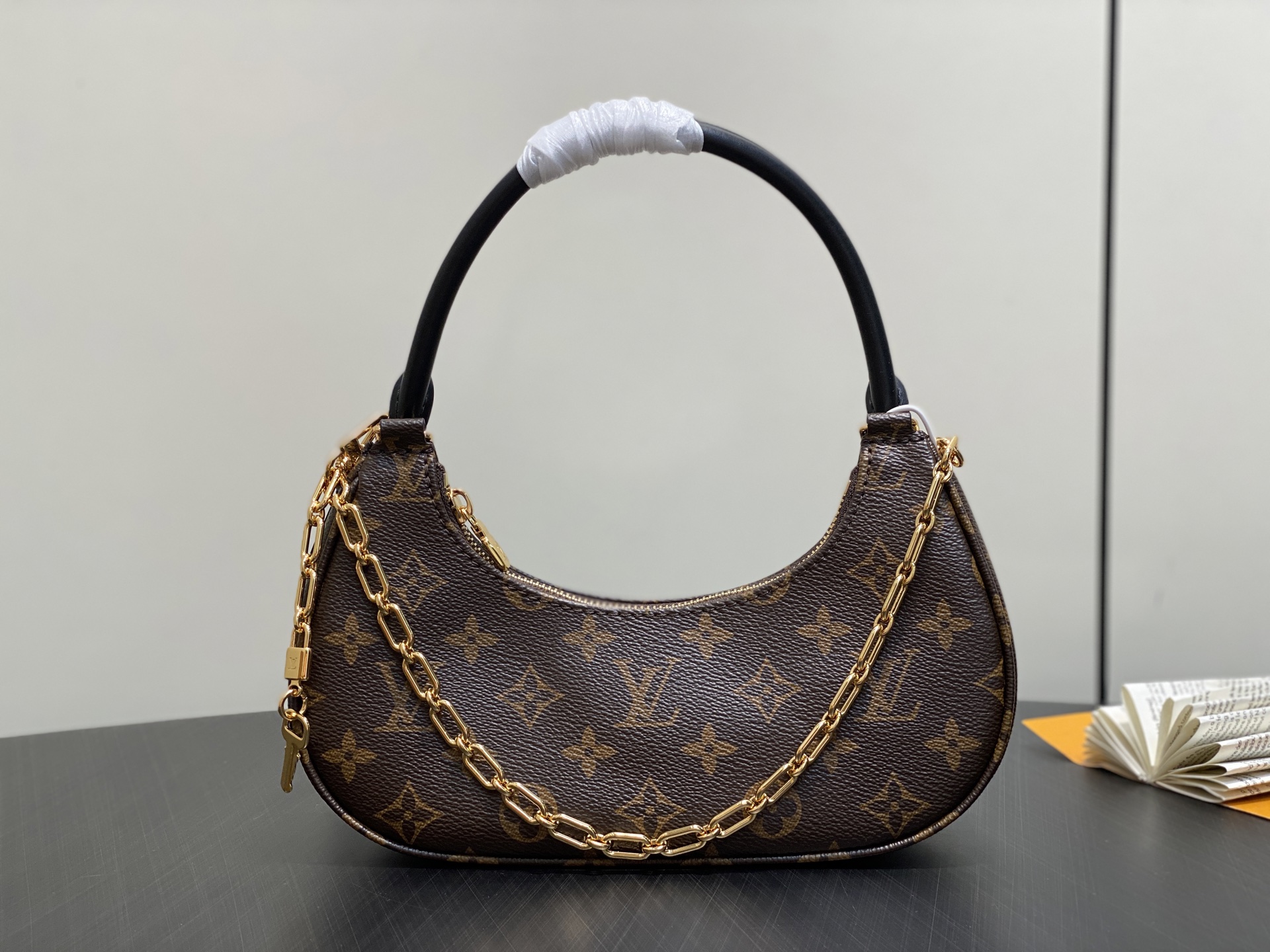 Lou*s Vuitton Catchy Bag (24x10x6CM)