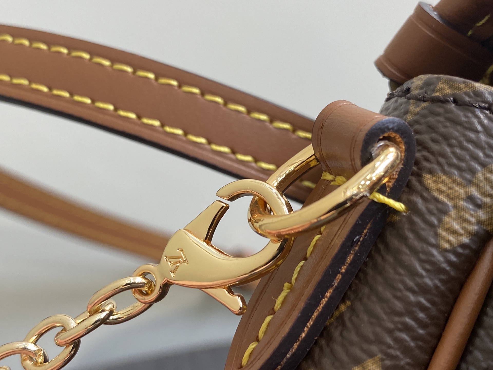 Lou*is Vuitton Solo Bag (11.6 x 4 x 15.7CM)