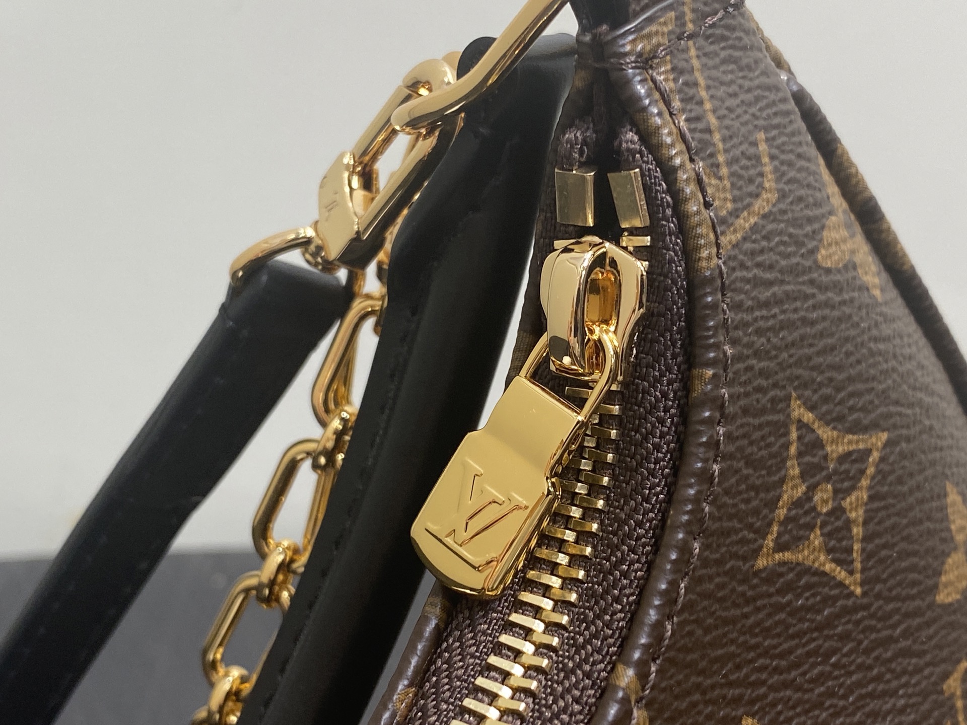 Lou*s Vuitton Catchy Bag (24x10x6CM)