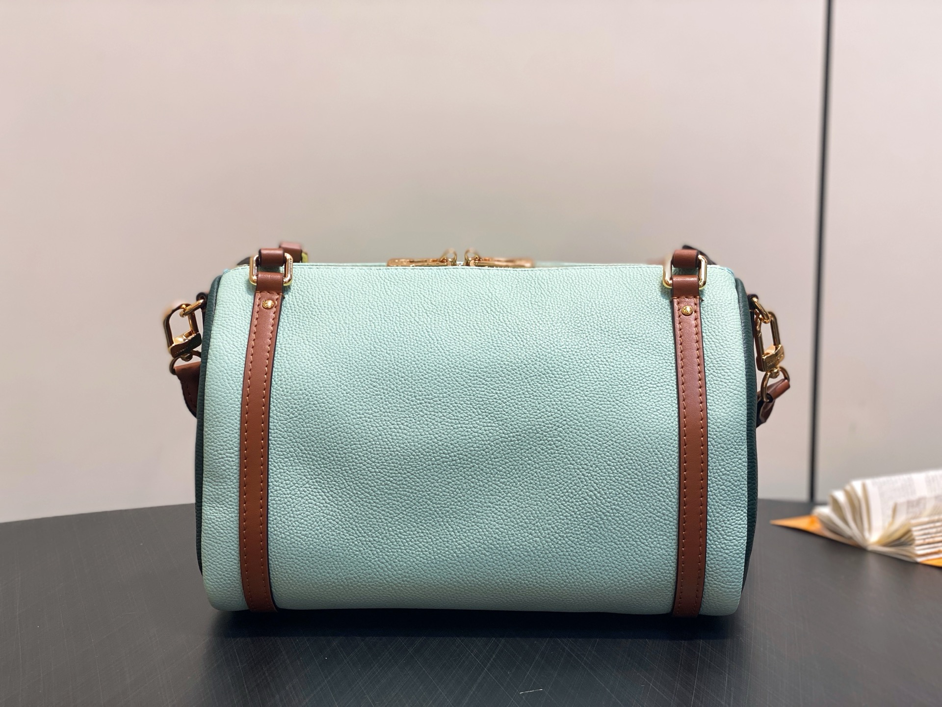 Lou*s Vuitton Express Bag ( 17 x 13.5 x 26 CM)