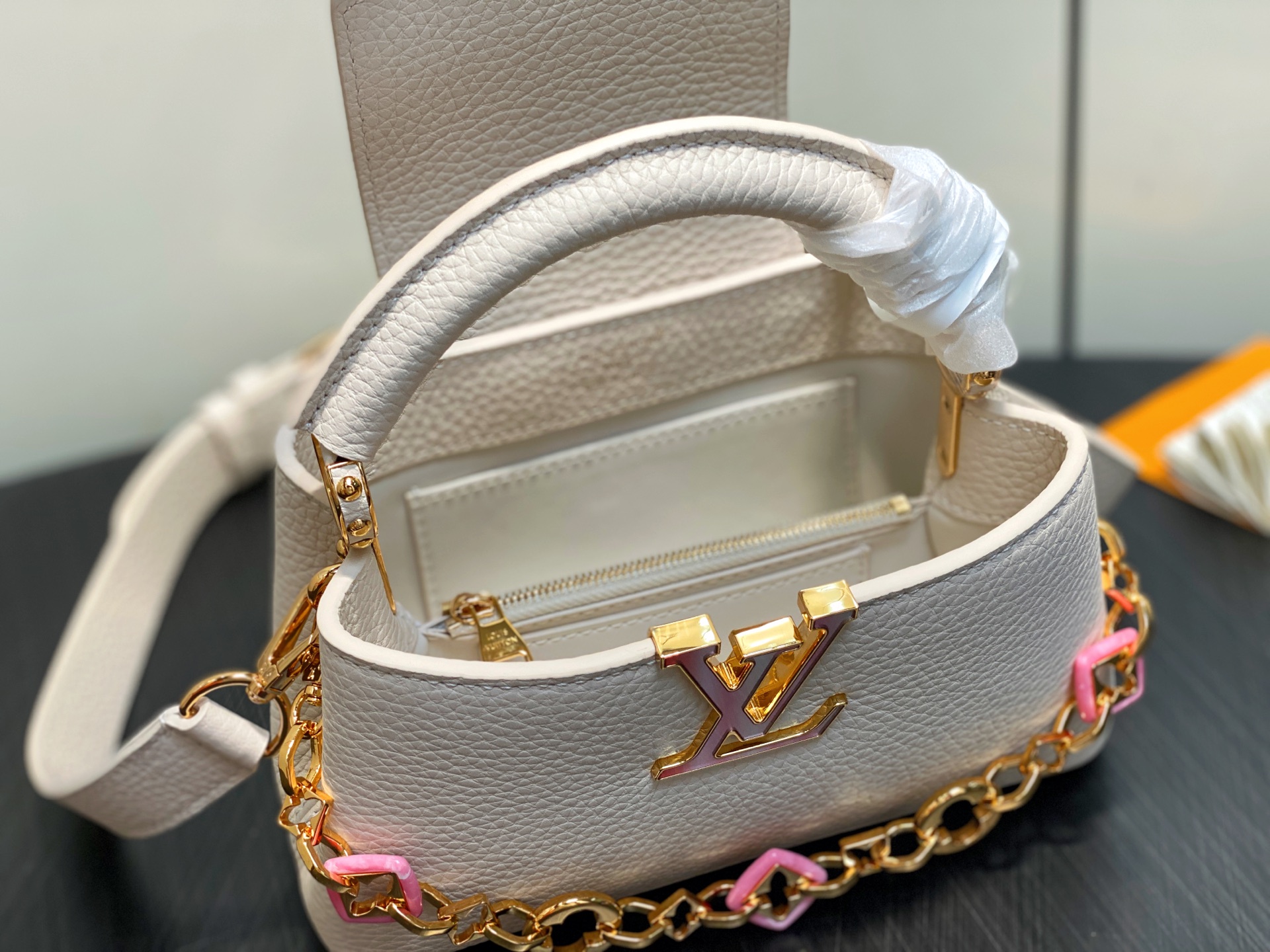 Lo*uis Vuitton Capucines East West Bag(21 x 8 x 14CM)