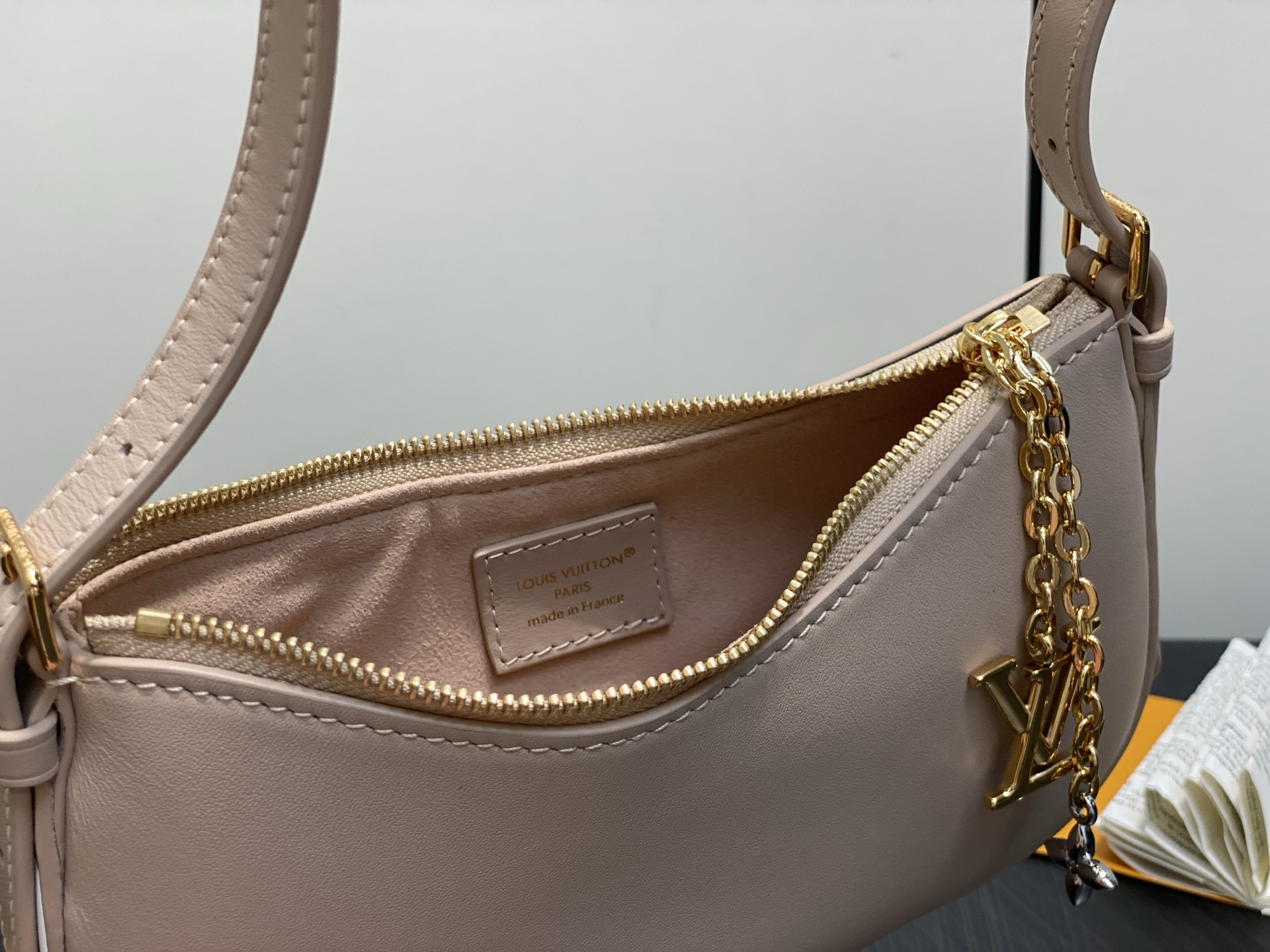 Lou*s Vuitton Pochette Bloom (23 x 10 x 4CM)