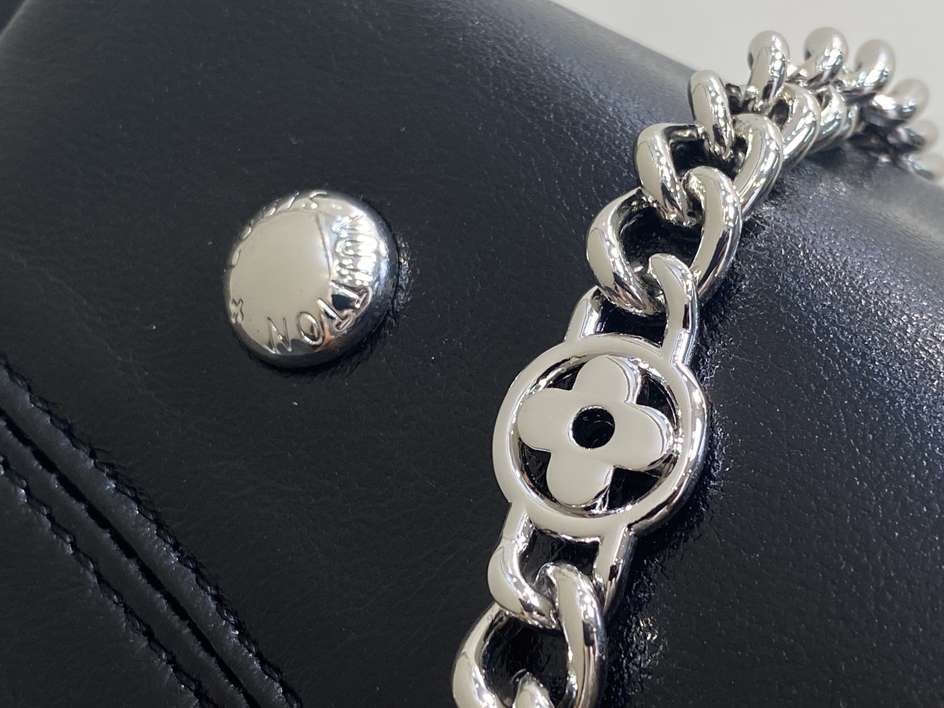 Lou*is Vuitton Off Duty Bag (25 x 10 x 24CM)