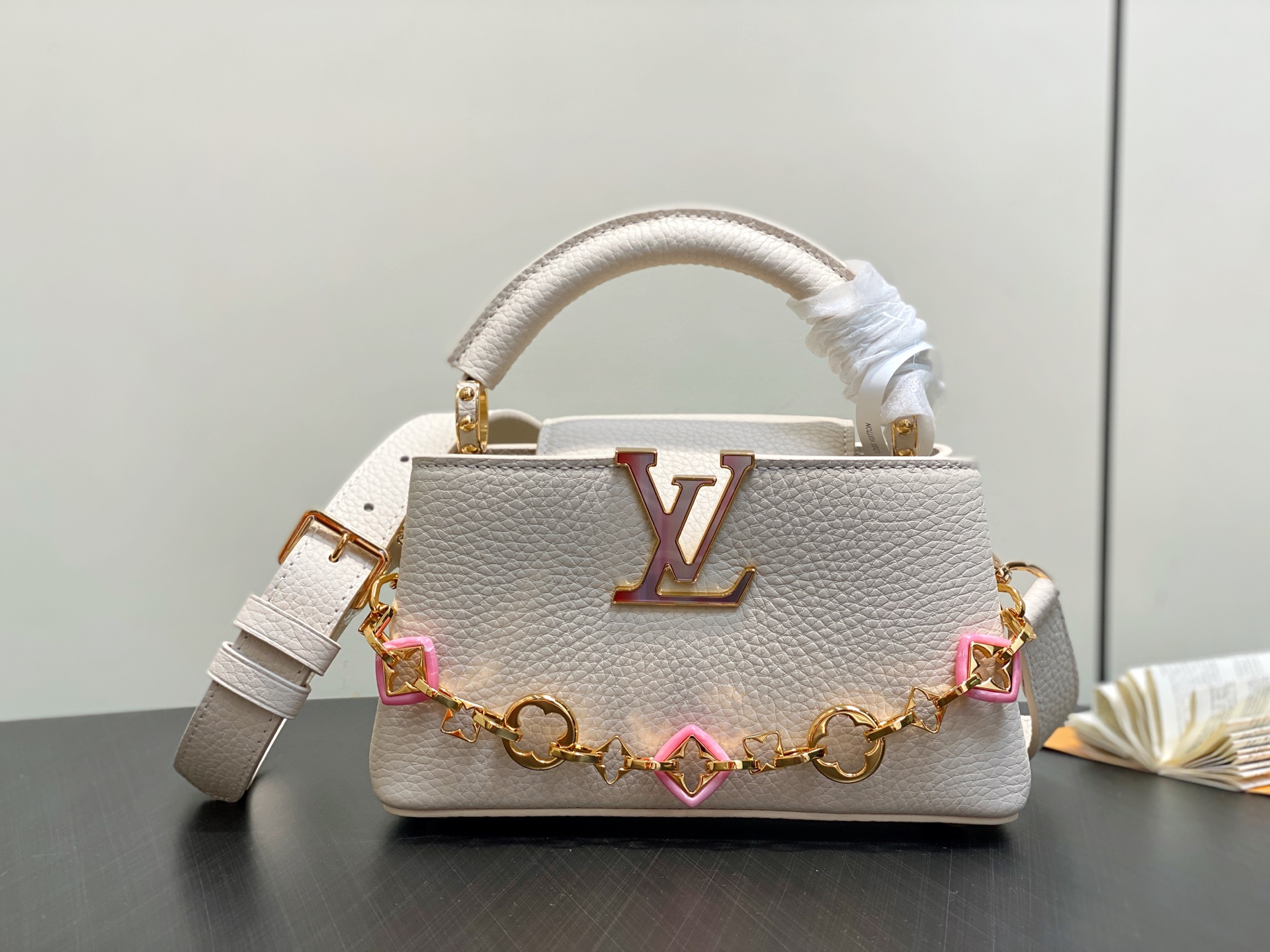 Lo*uis Vuitton Capucines East West Bag(21 x 8 x 14CM)