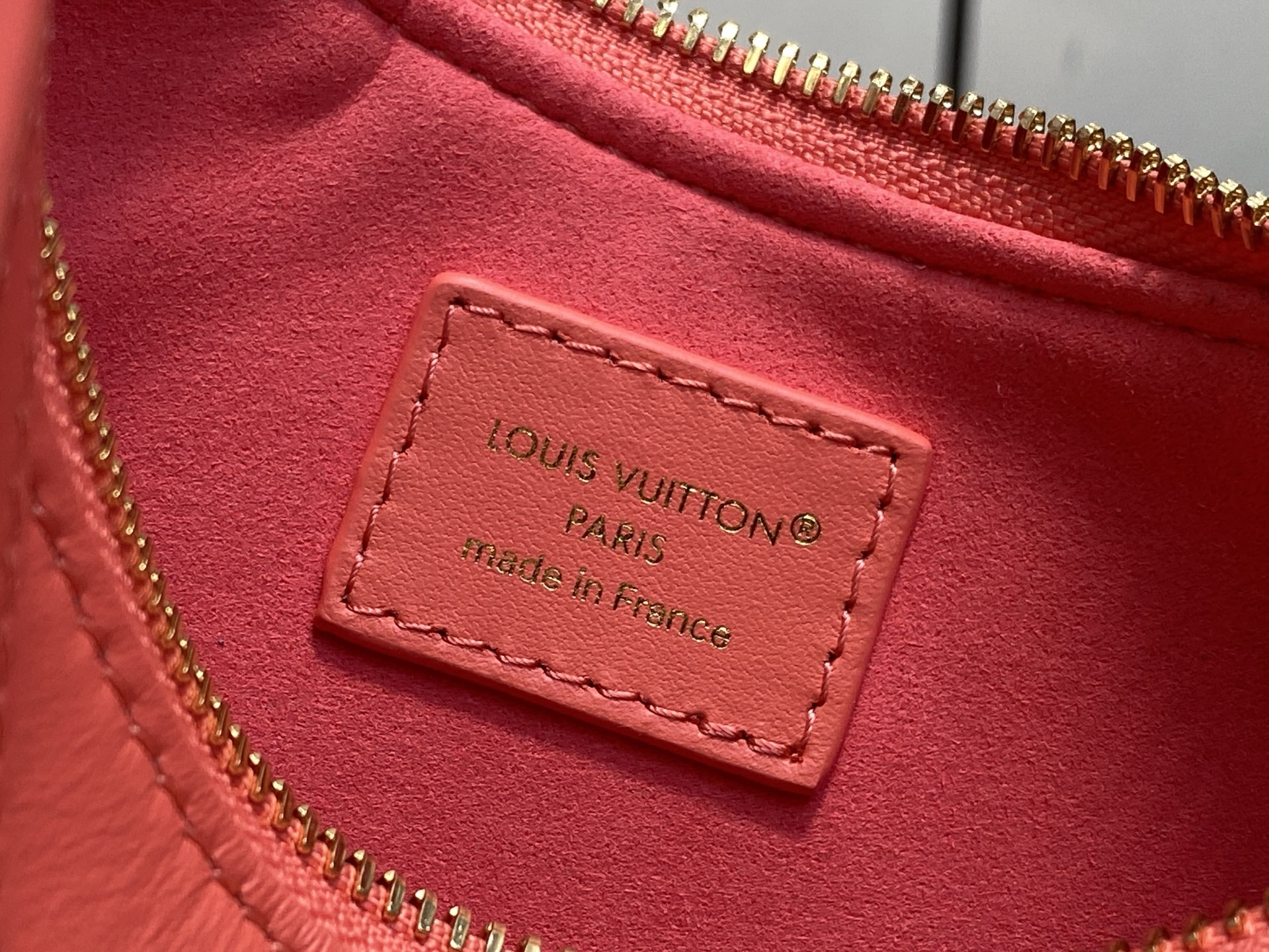 Lou*s Vuitton Pochette Bloom (23 x 10 x 4CM)