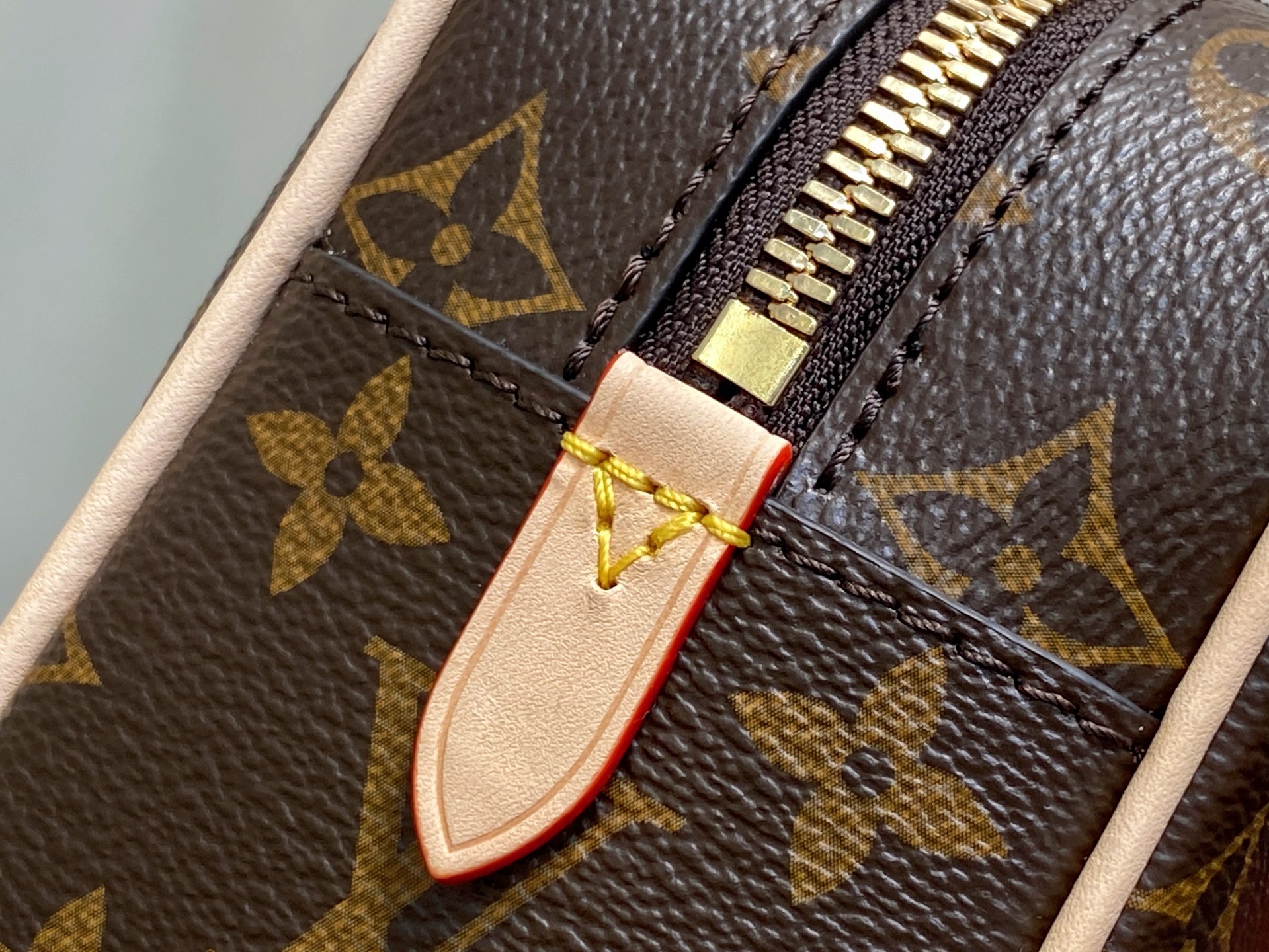 Lou*s Vuitton Hang On Bag(11.5 x 6.5 x 26CM)