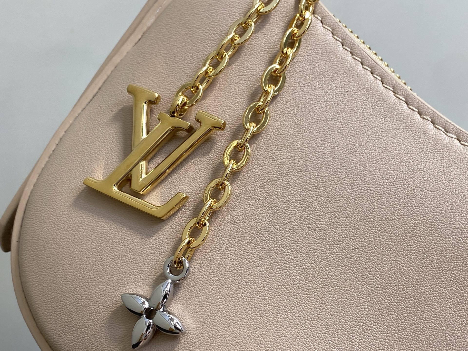 Lou*s Vuitton Pochette Bloom (23 x 10 x 4CM)