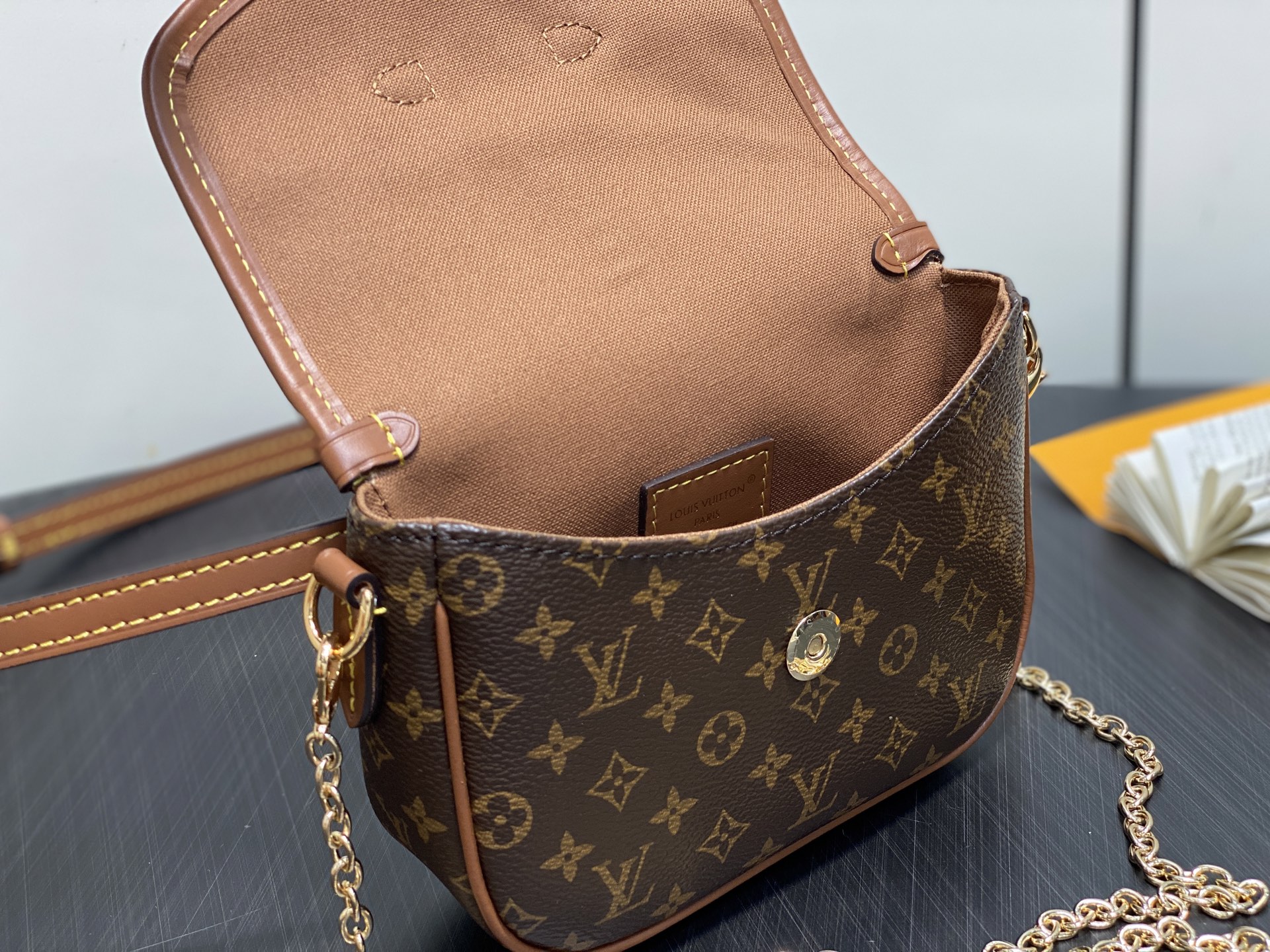 Lou*is Vuitton Solo Bag (11.6 x 4 x 15.7CM)