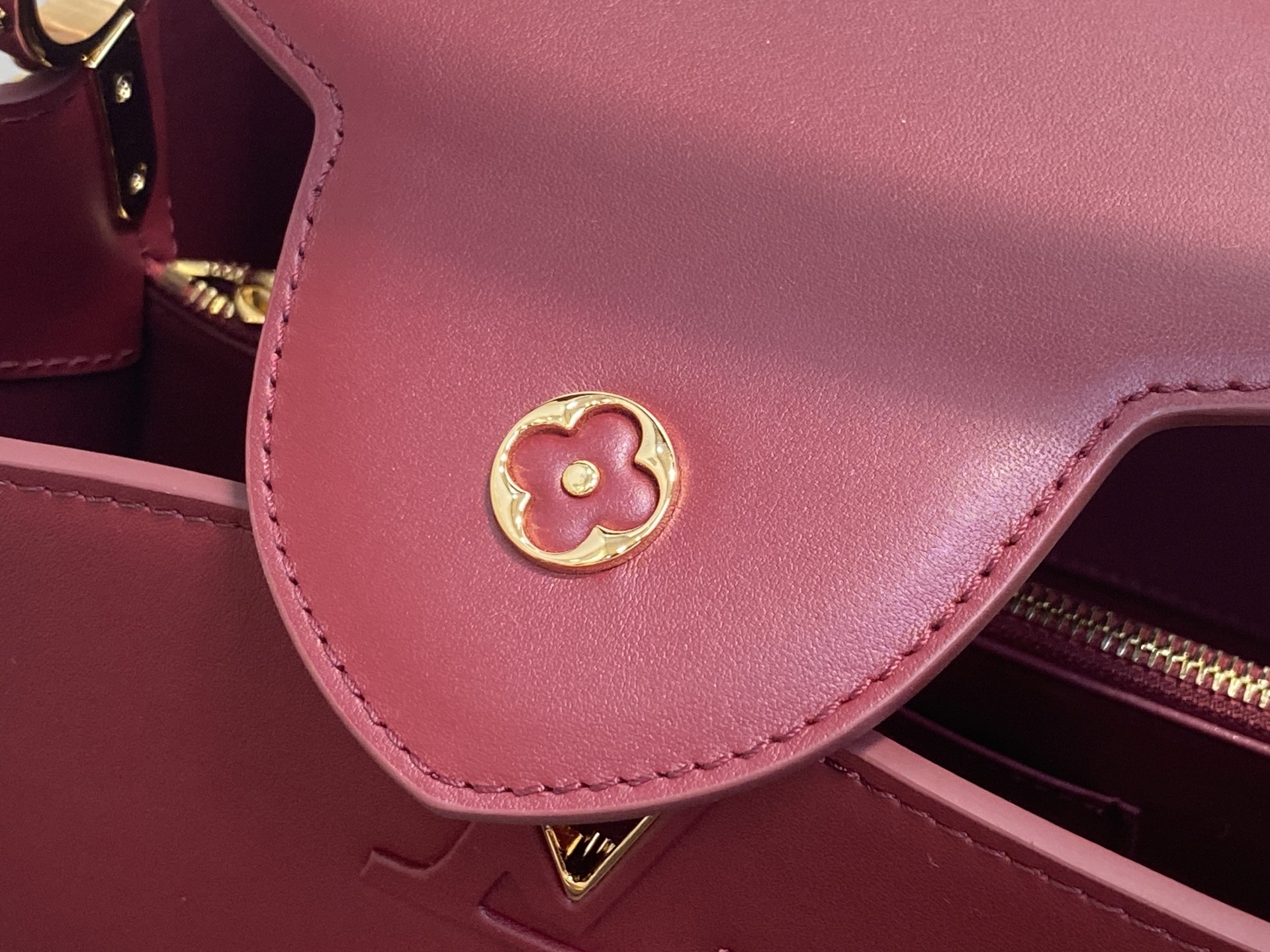 Lo*uis Vuitton Capucines Souple Bag(38 x 23 x 16CM)