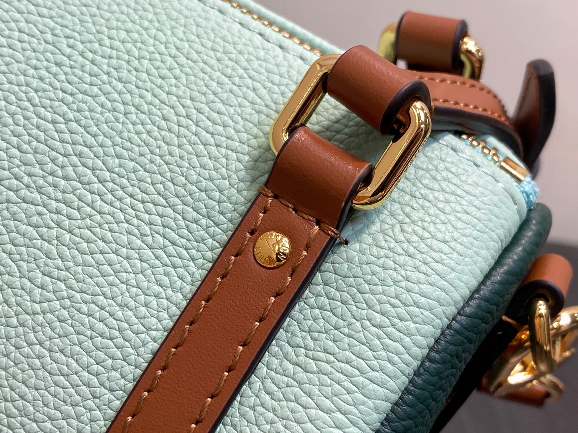 Lou*s Vuitton Express Bag ( 17 x 13.5 x 26 CM)