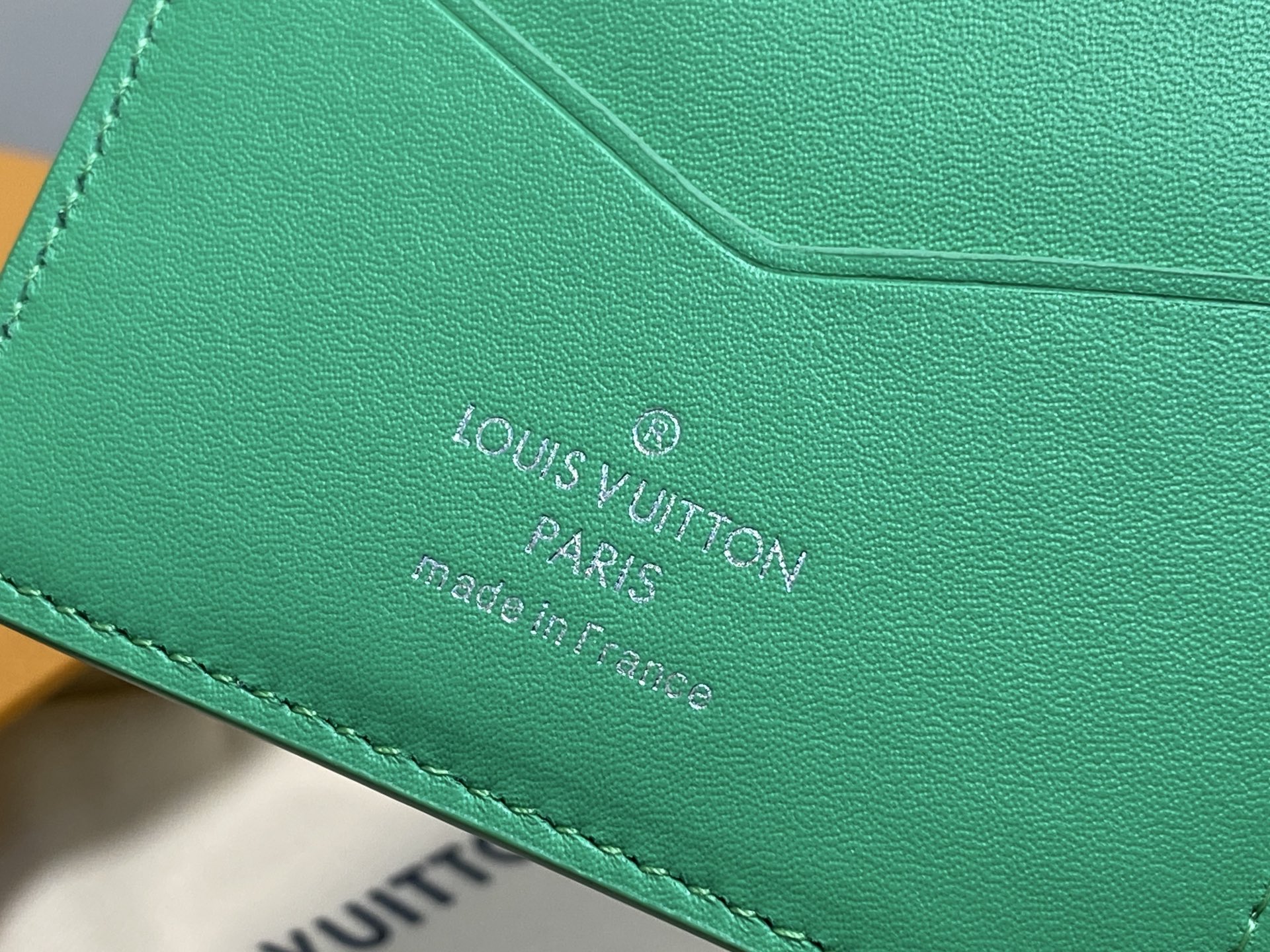 Louis Vu*tton Passport Card Holder(10.0 x 14.0 x 2.5CM)