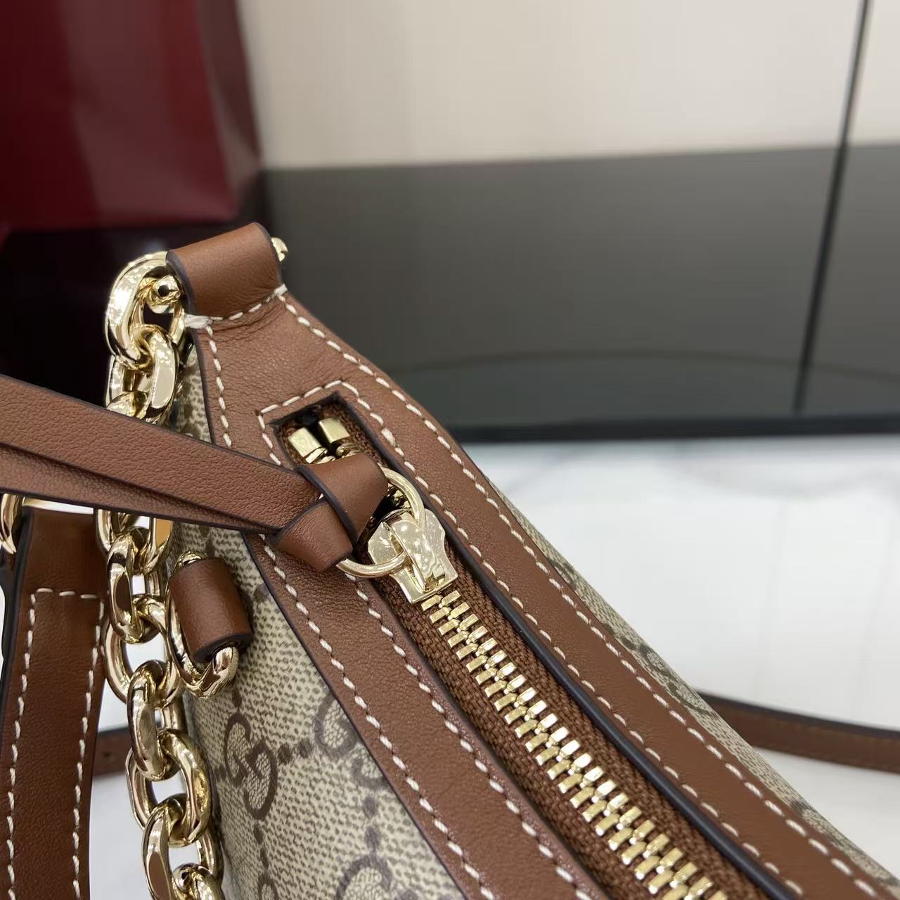 Gucc* GG Emblem Shoulder Bag(24*16.5*5.5CM)