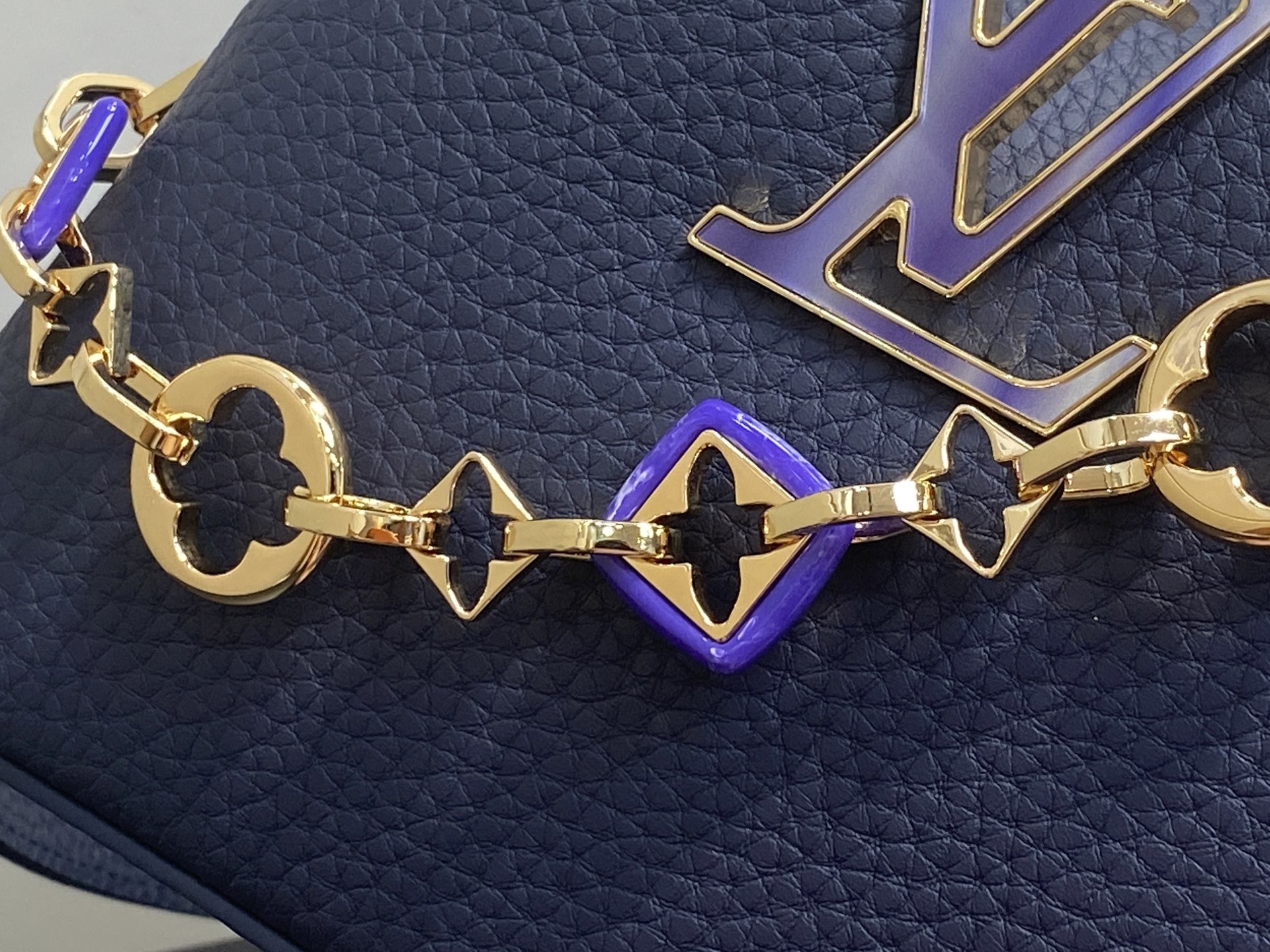 Lo*uis Vuitton Capucines East West Bag(21 x 8 x 14CM)