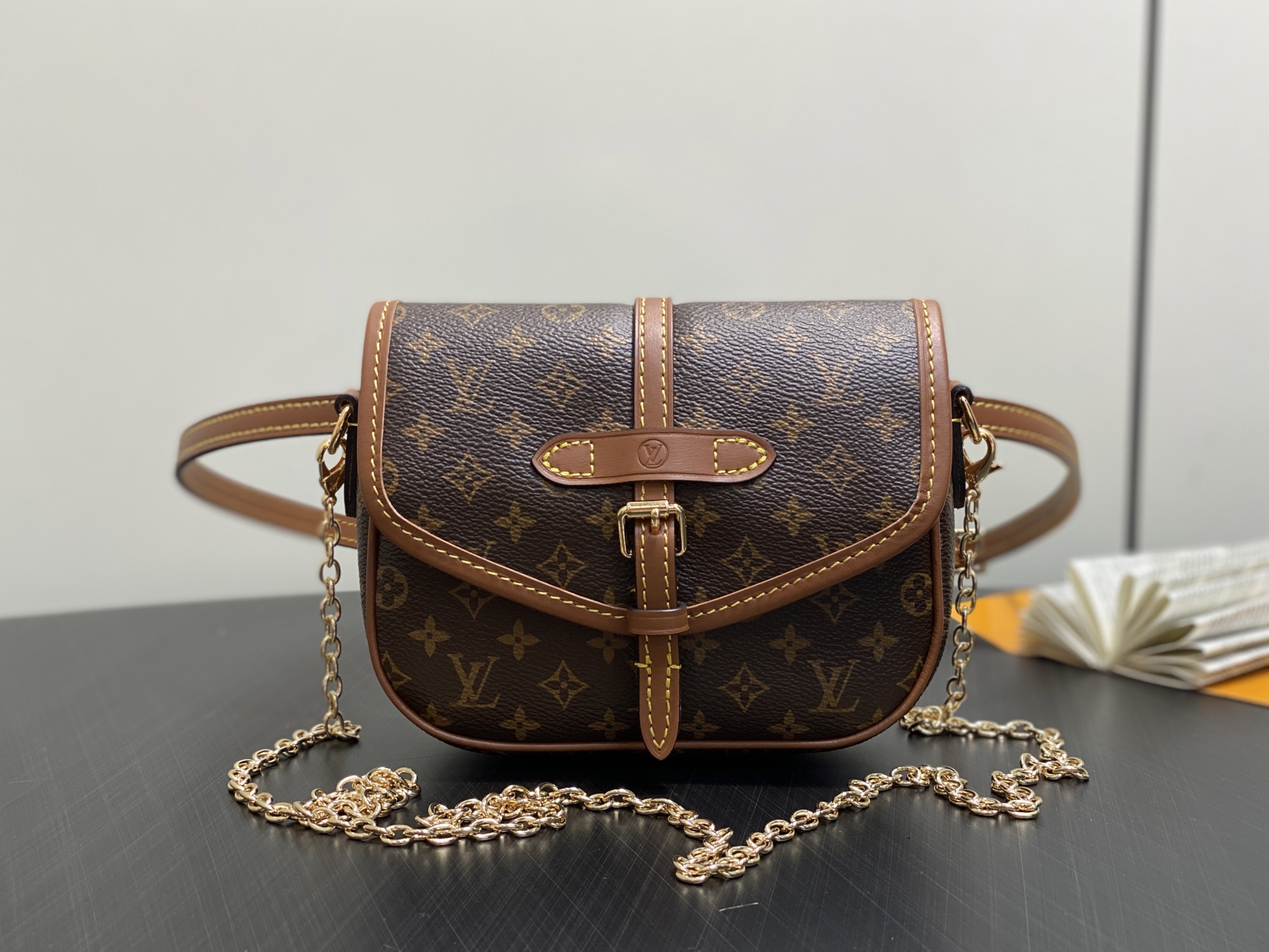 Lou*is Vuitton Solo Bag (11.6 x 4 x 15.7CM)