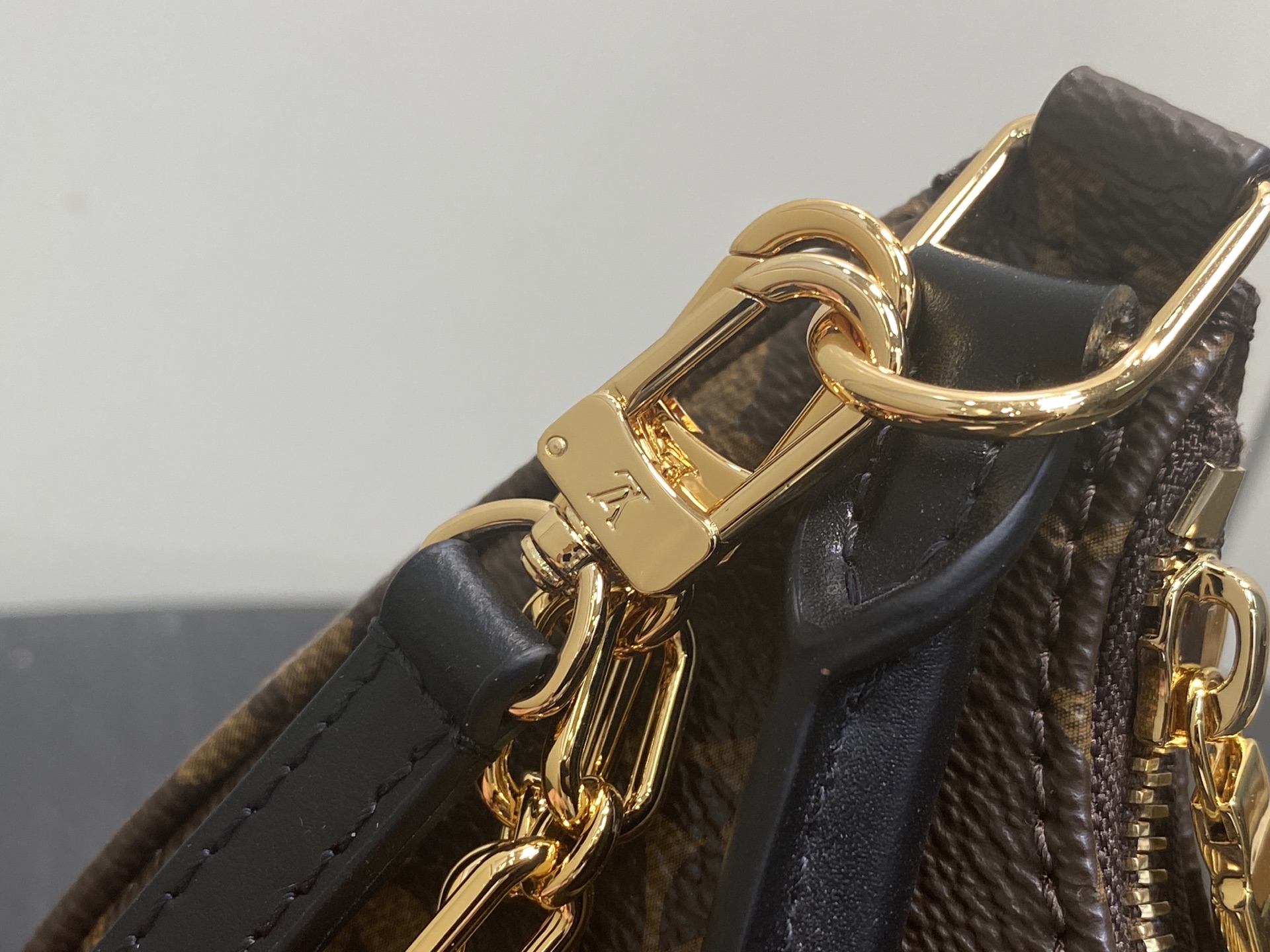 Lou*s Vuitton Catchy Bag (24x10x6CM)