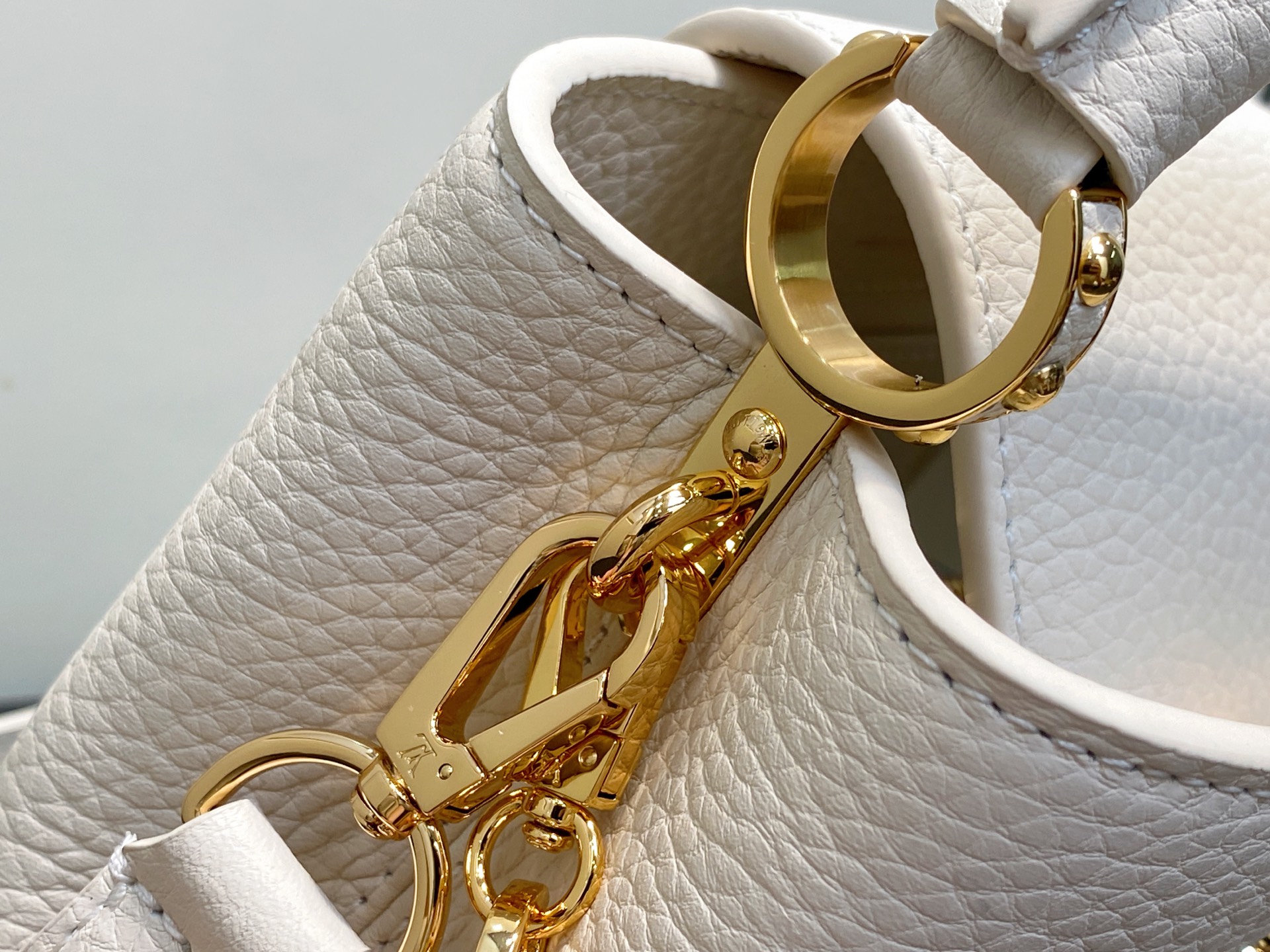 Lo*uis Vuitton Capucines East West Bag(21 x 8 x 14CM)