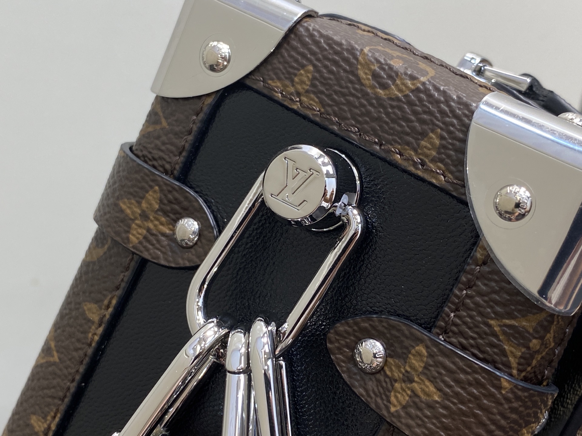 Lou*is Vuitton Side Trunk Bag (23.5 x 16.0 x 8.5CM)