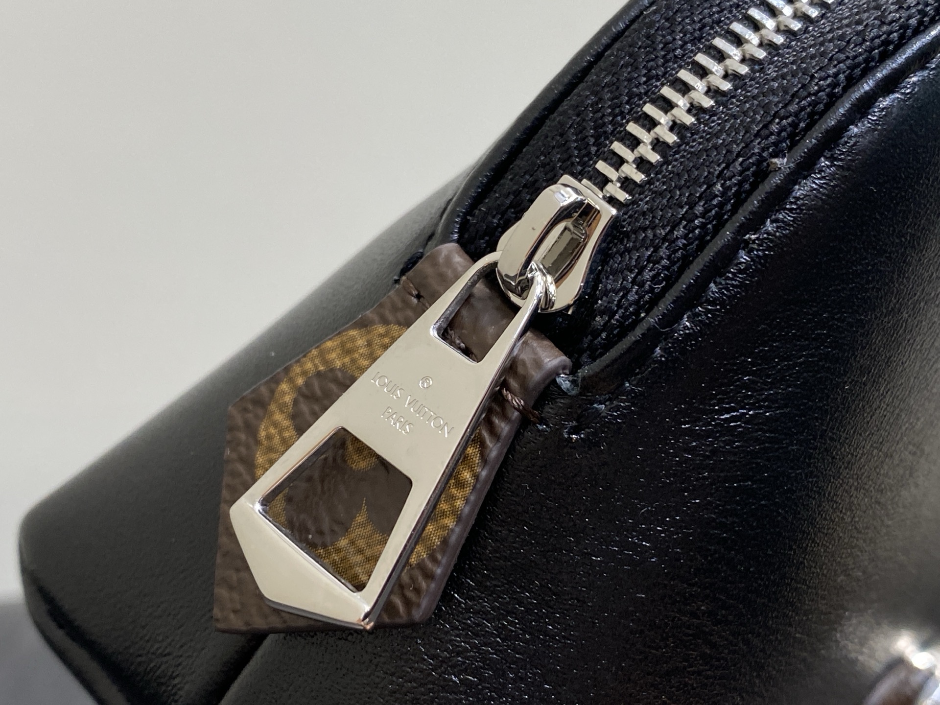 Louis Vu*itton Pochette Cosmétique Cosmetic Bag(19 x 12 x 6CM)