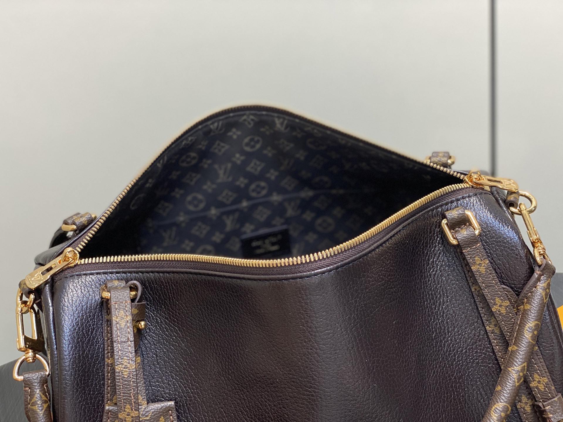 Lou*s Vuitton Express Lt Bag (24 x 18.5 x 36CM)