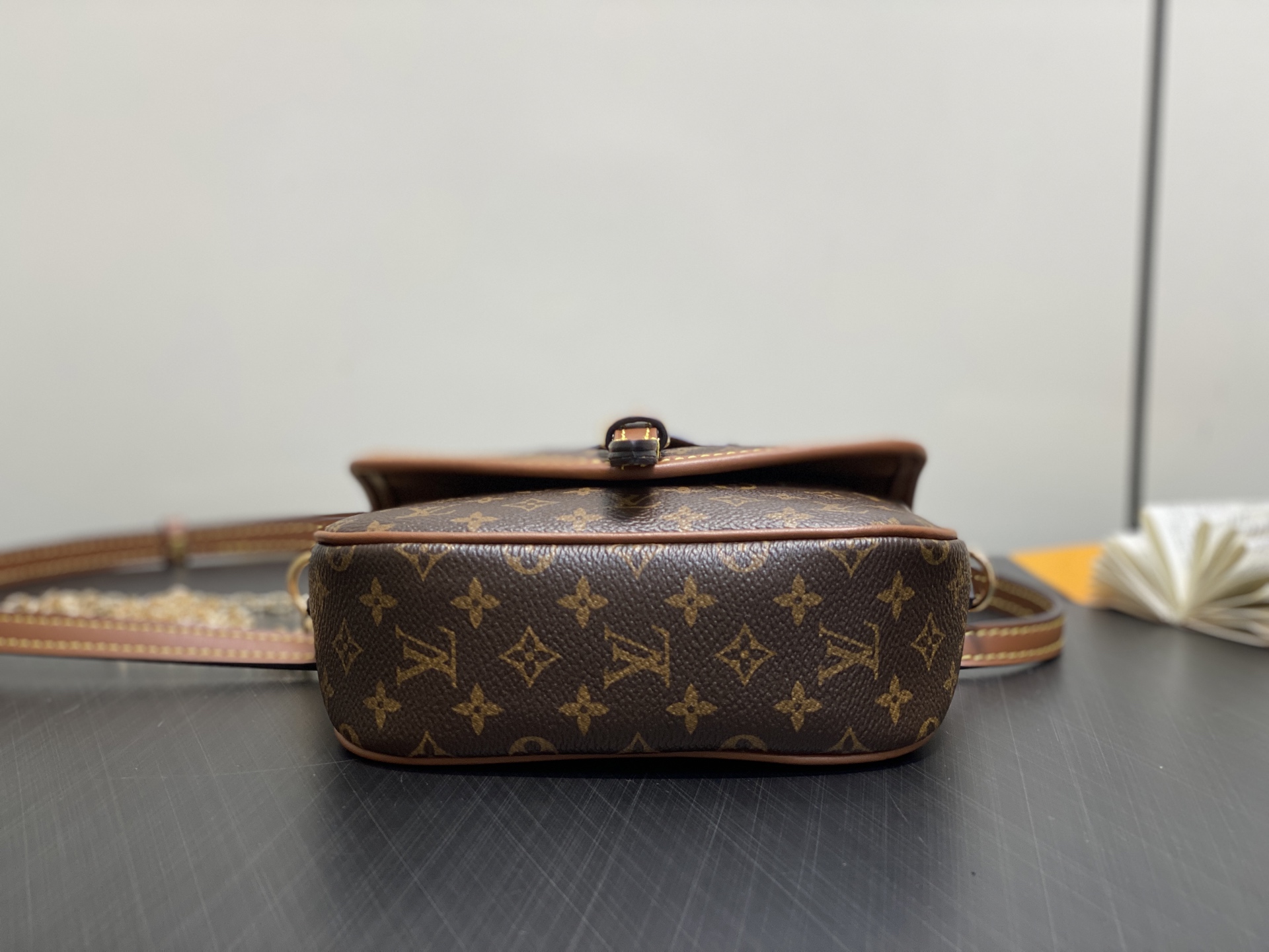 Lou*is Vuitton Solo Bag (11.6 x 4 x 15.7CM)