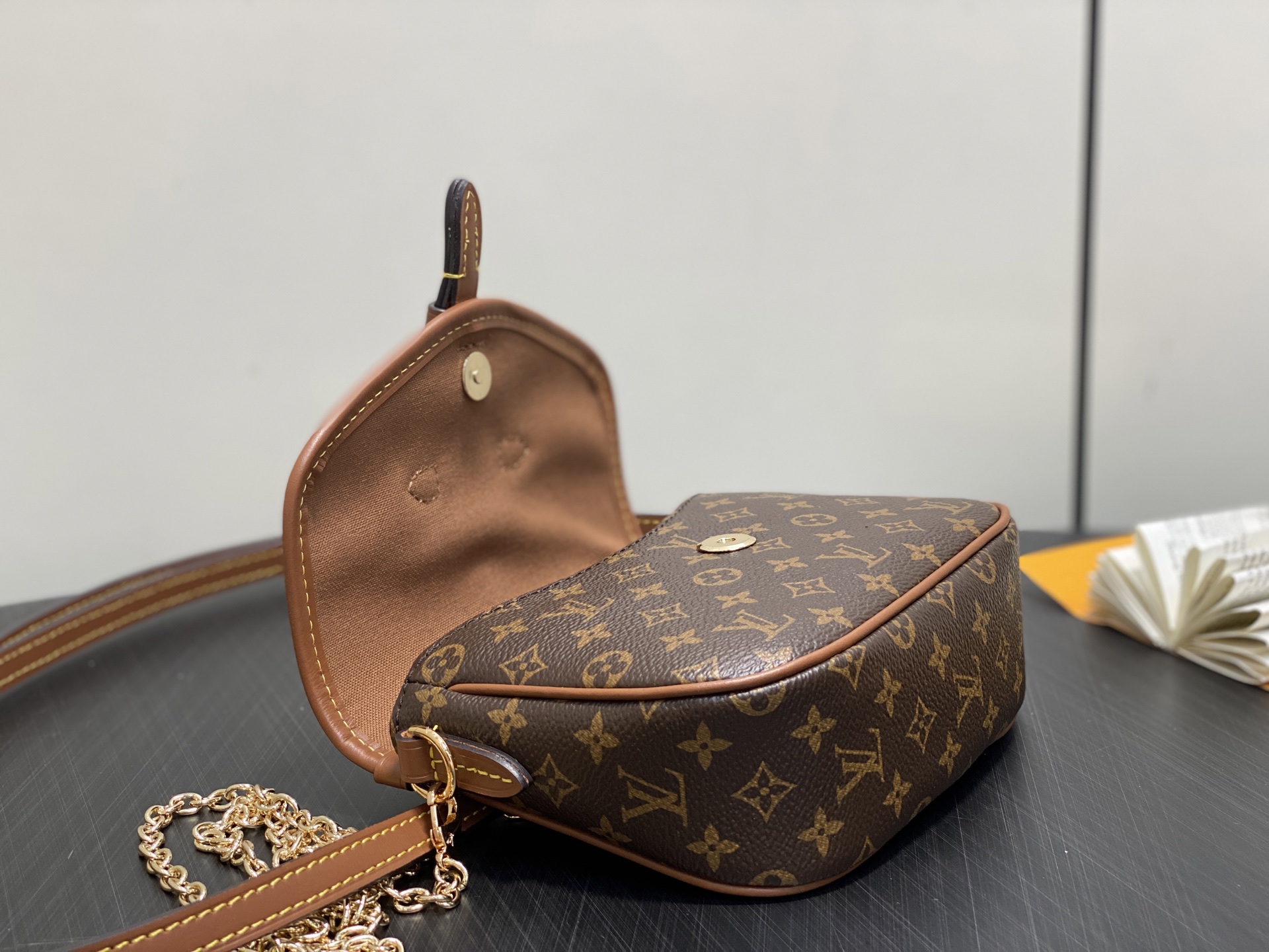 Lou*is Vuitton Solo Bag (11.6 x 4 x 15.7CM)