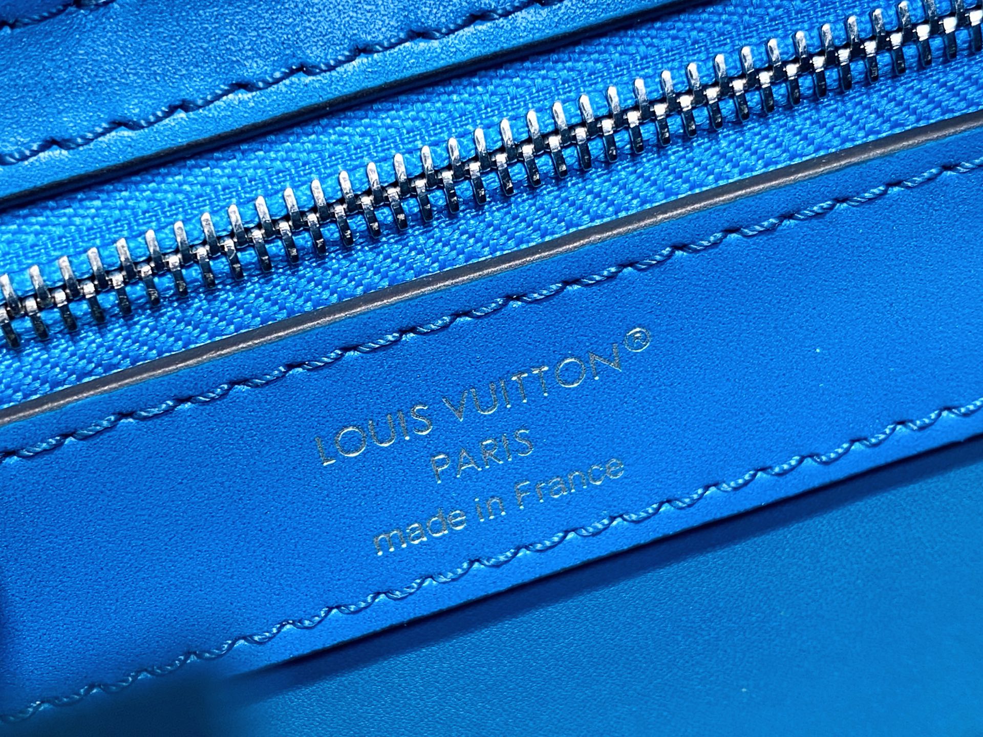 Lo*uis Vuitton Capucines ES Mini Bag(21 x 8 x 14CM)