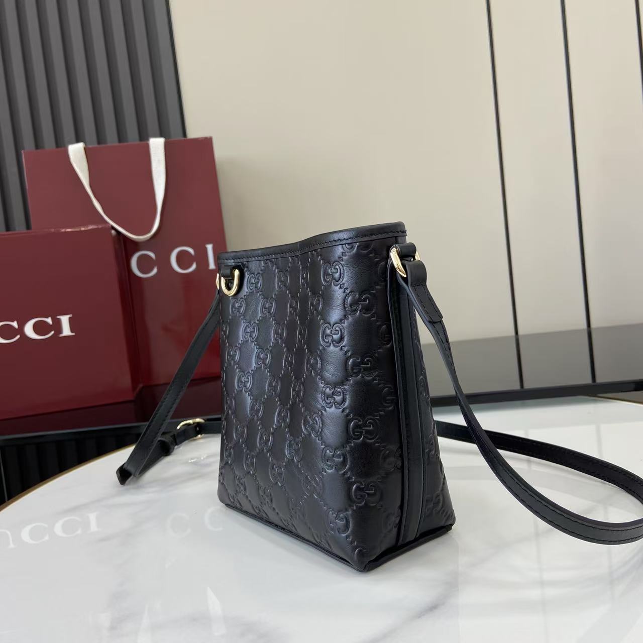 Gucc* GG Emblem Bucket Bag(18*18*8CM)