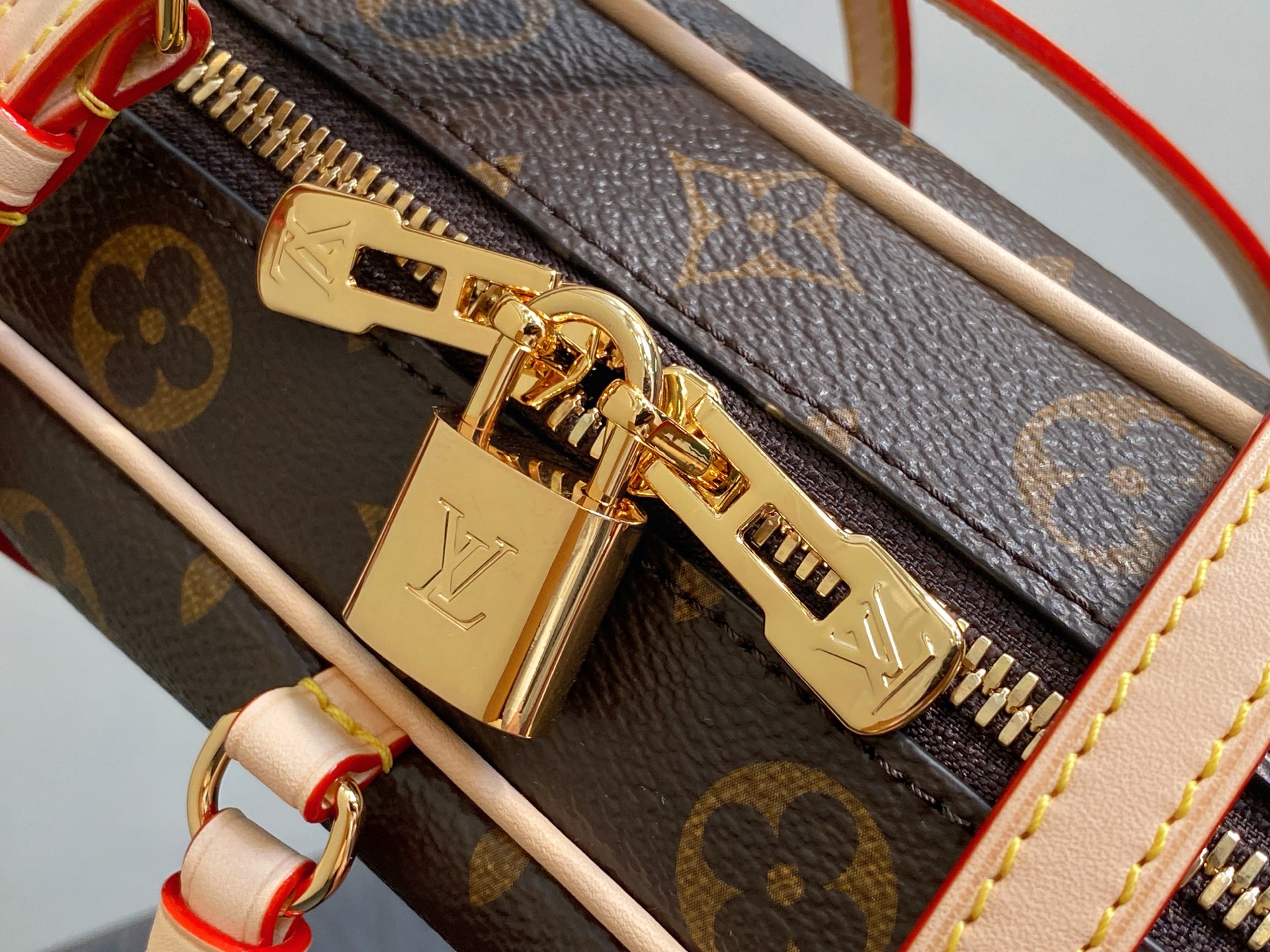 Lou*s Vuitton Hang On Bag(11.5 x 6.5 x 26CM)