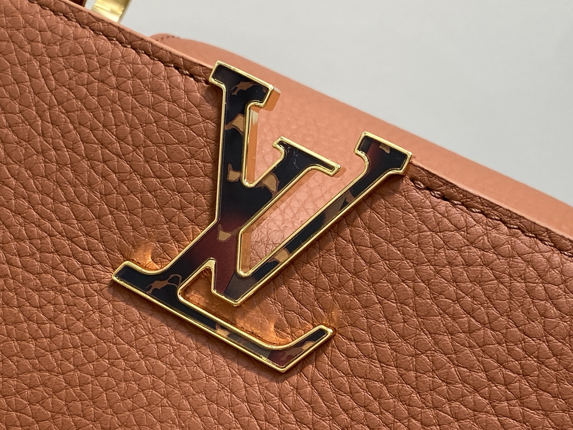 Lou*s Vuitton Capucines(27×18×9 CM)