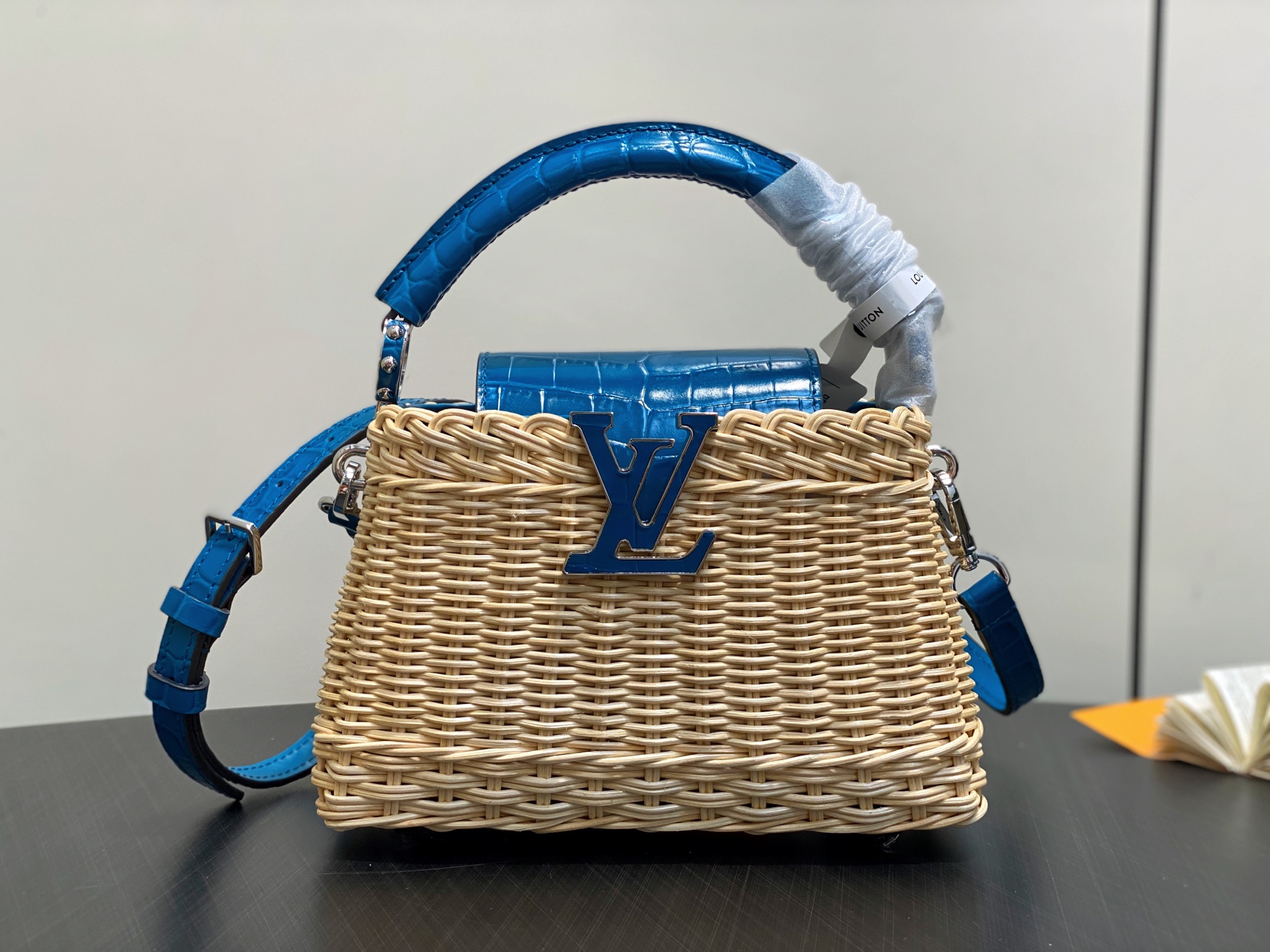 Lo*uis Vuitton Capucines ES Mini Bag(21 x 8 x 14CM)