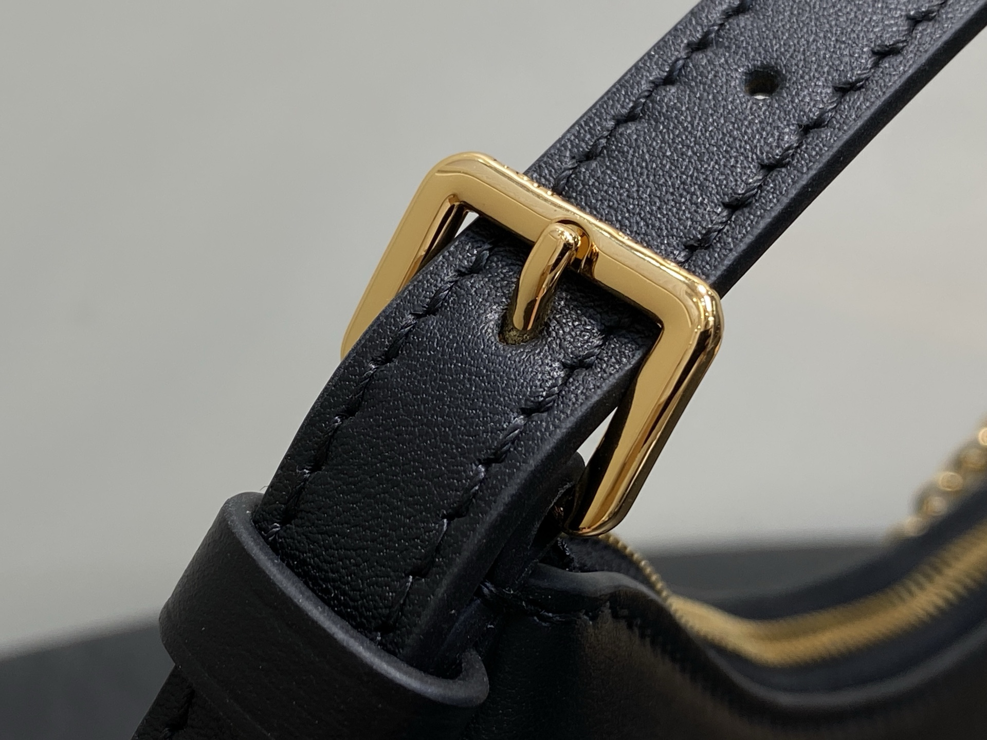 Lou*s Vuitton Pochette Bloom (23 x 10 x 4CM)