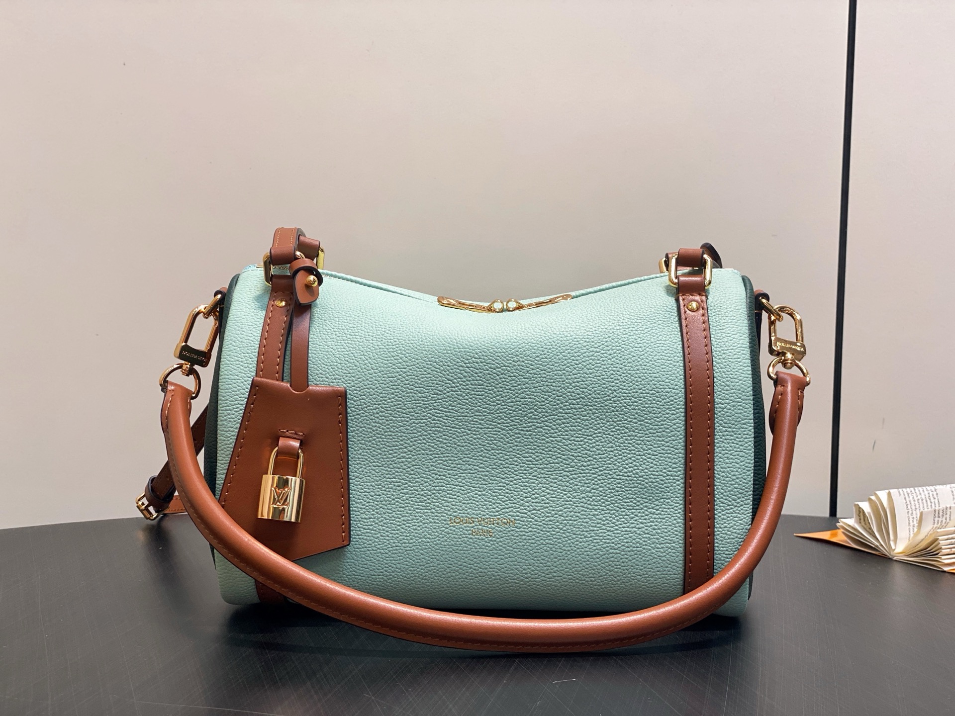 Lou*s Vuitton Express Bag ( 17 x 13.5 x 26 CM)