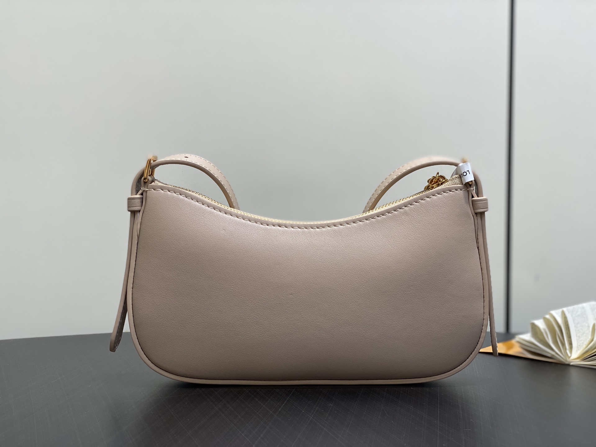 Lou*s Vuitton Pochette Bloom (23 x 10 x 4CM)