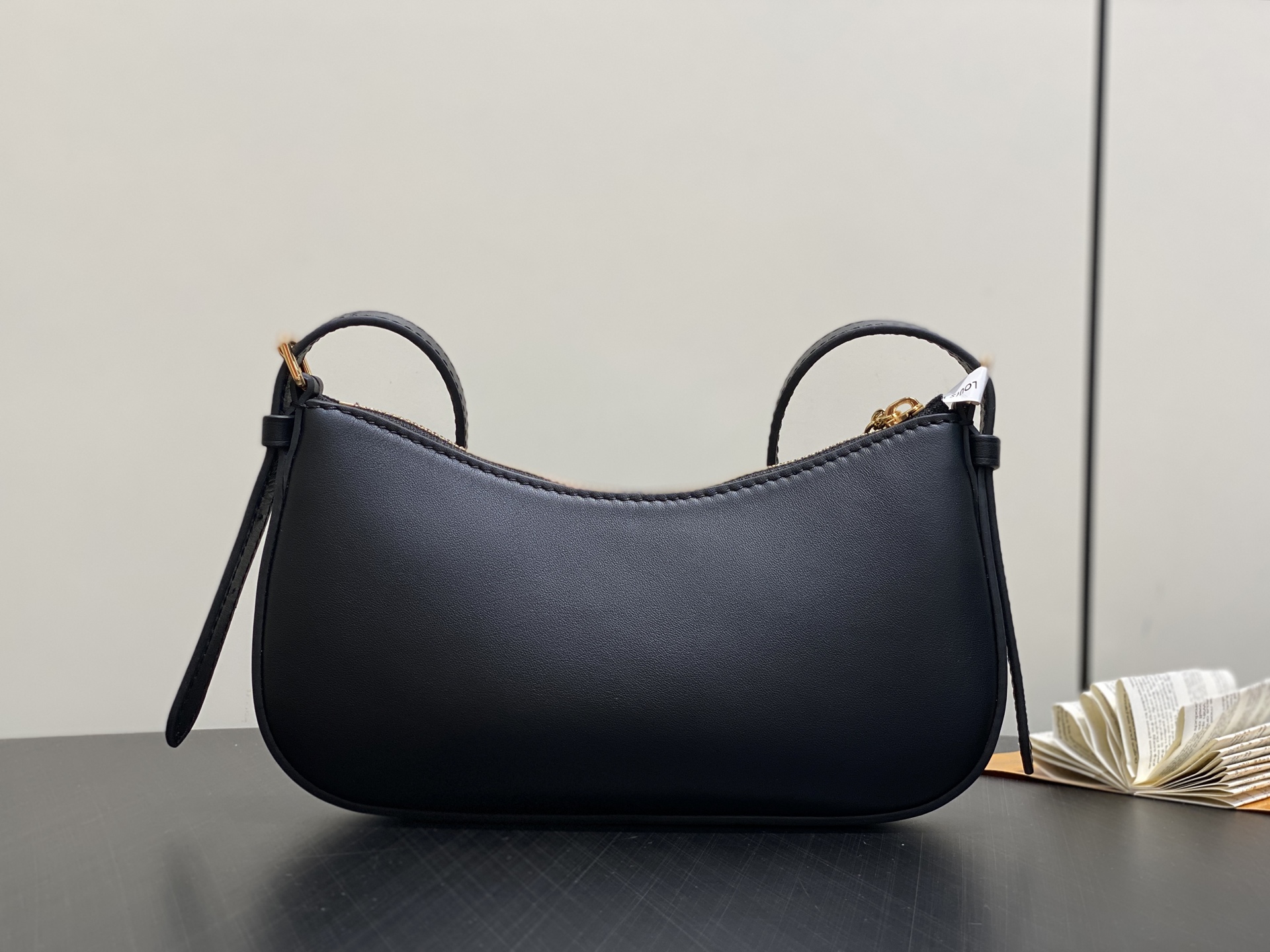 Lou*s Vuitton Pochette Bloom (23 x 10 x 4CM)