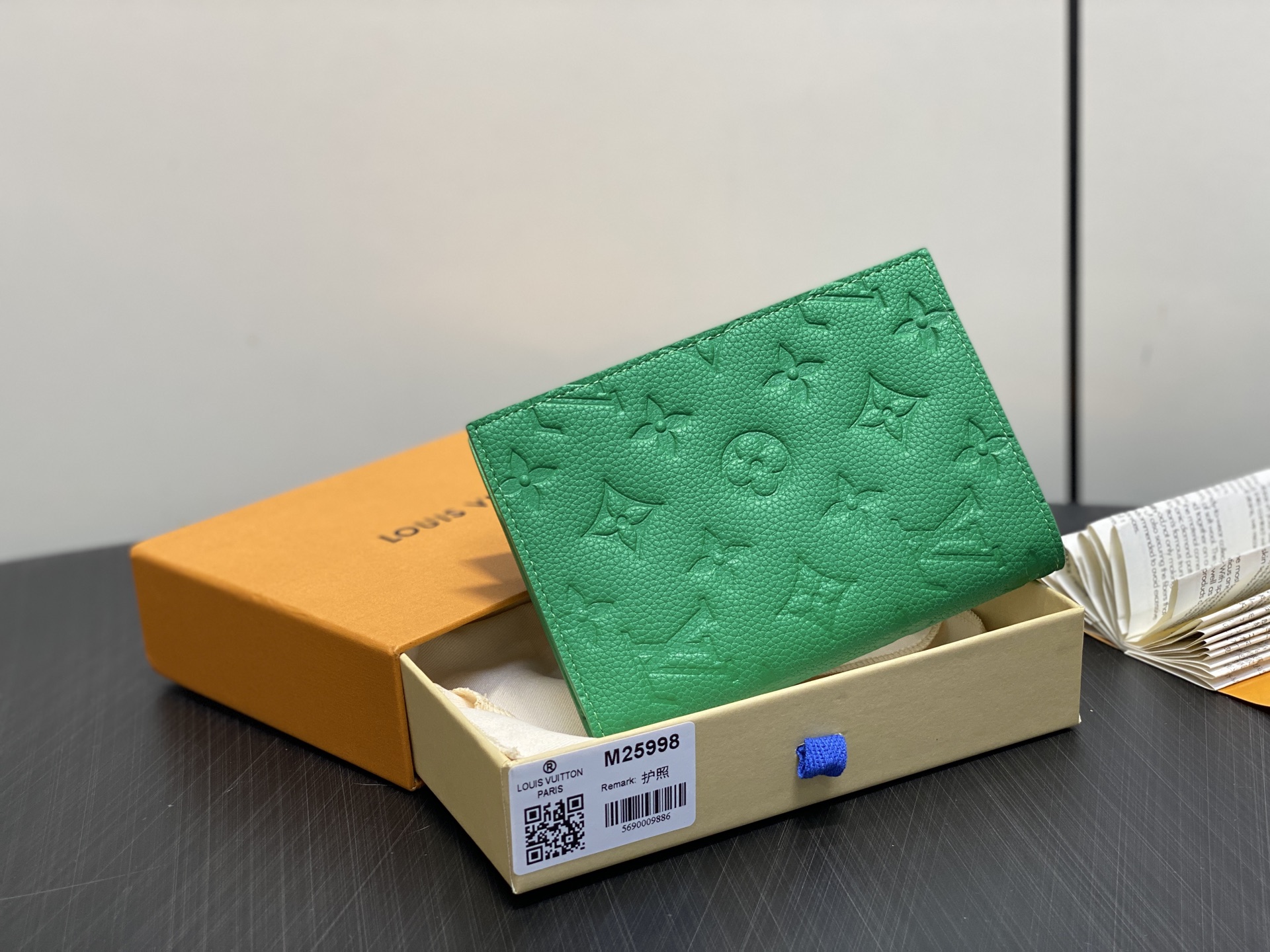 Louis Vu*tton Passport Card Holder(10.0 x 14.0 x 2.5CM)