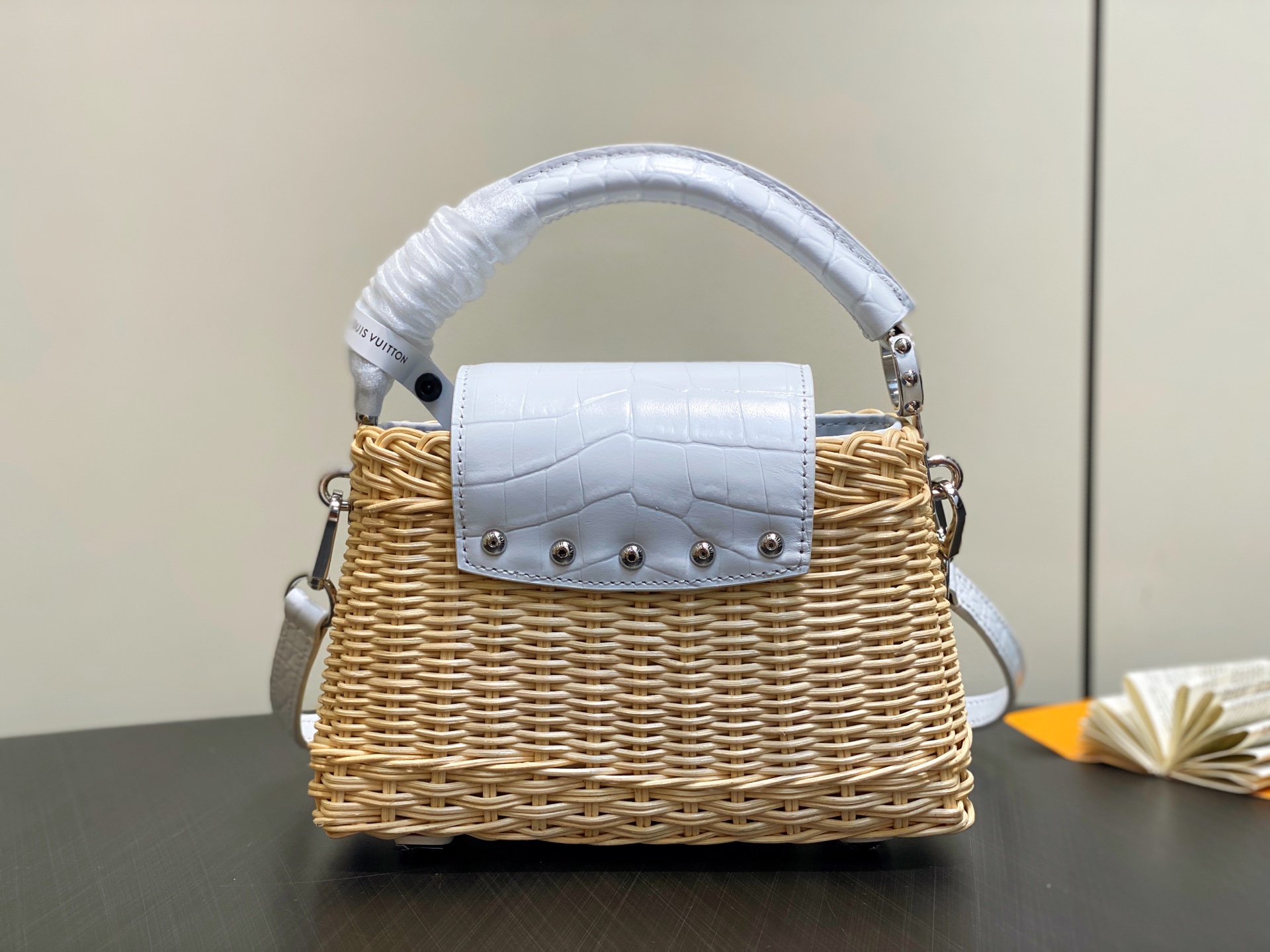 Lo*uis Vuitton Capucines ES Mini Bag(21 x 8 x 14CM)