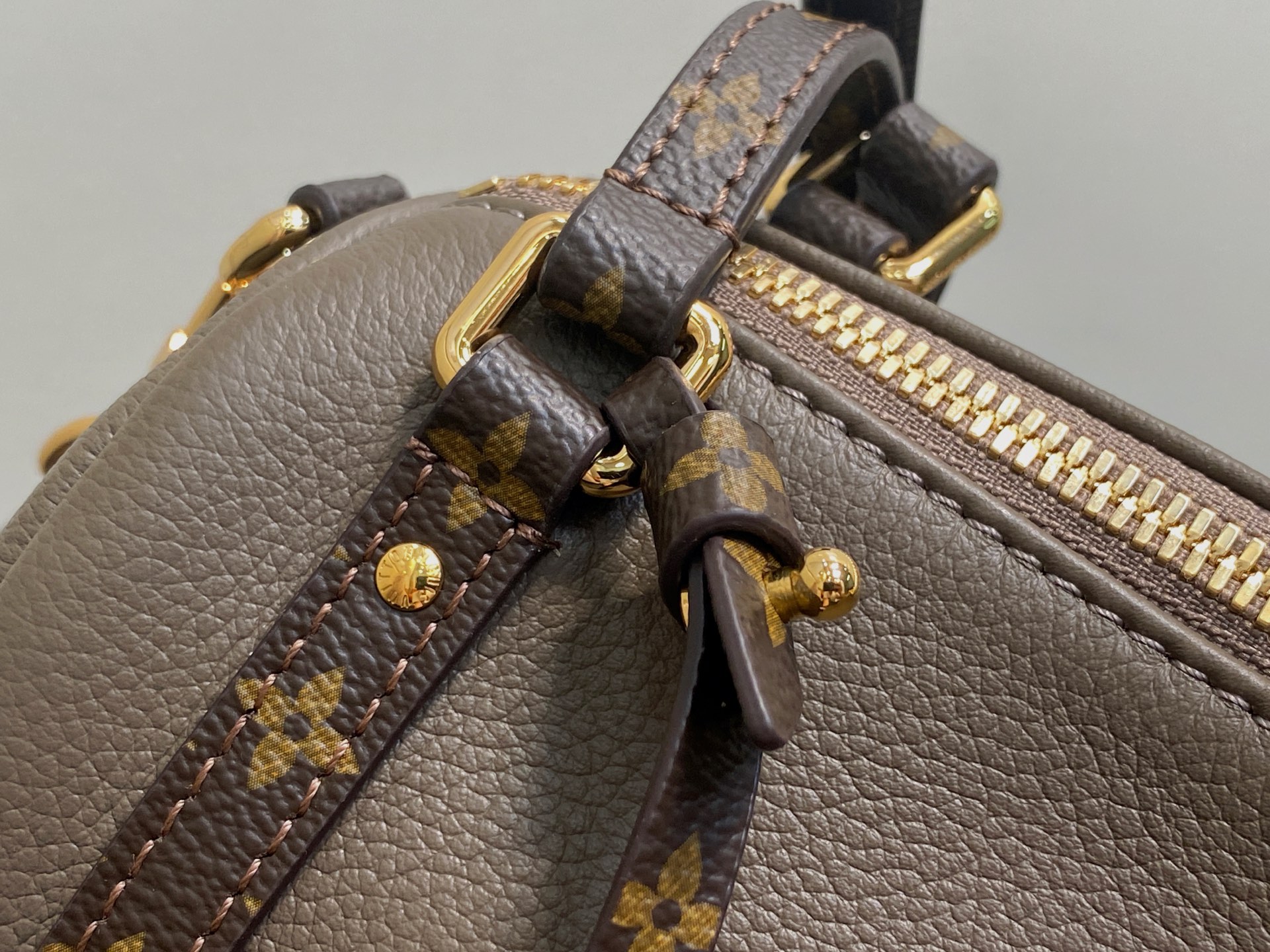 Lou*s Vuitton Express Bag (17 x 13.5 x 26CM)