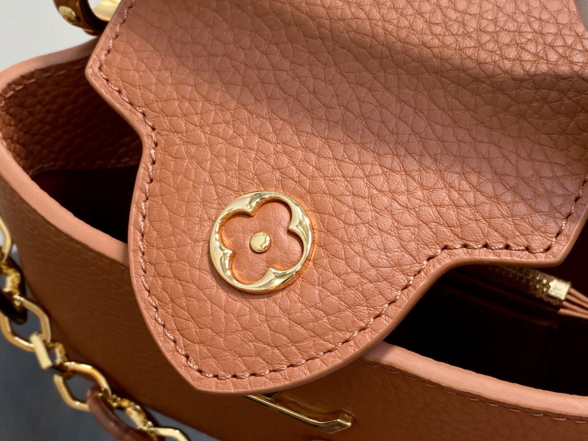 Lo*uis Vuitton Capucines Bag(21 x 8 x 14CM)