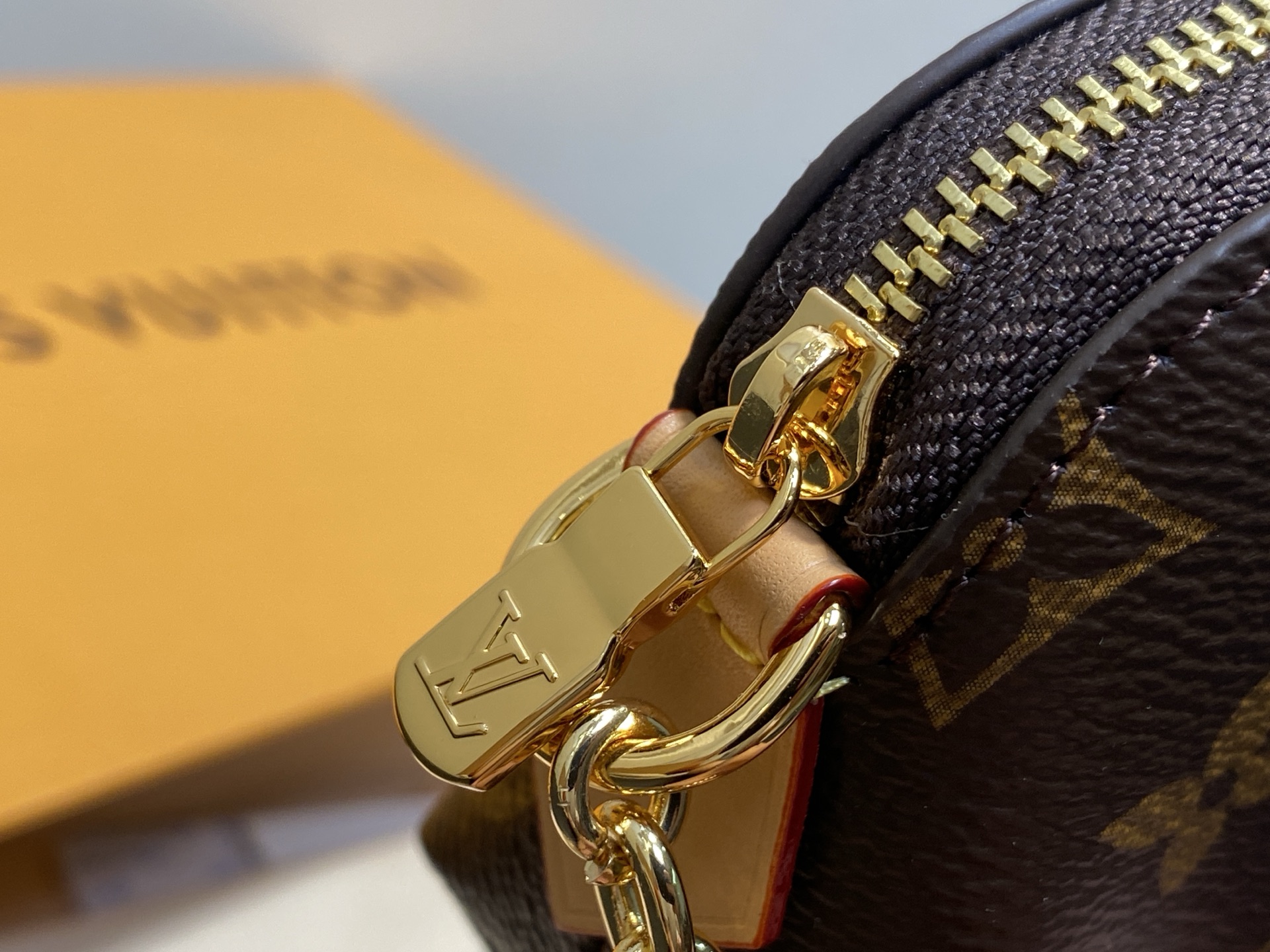 Louis Vu*itton Lipstick Cosmetic Bag(6 x 3.3 x 11CM)