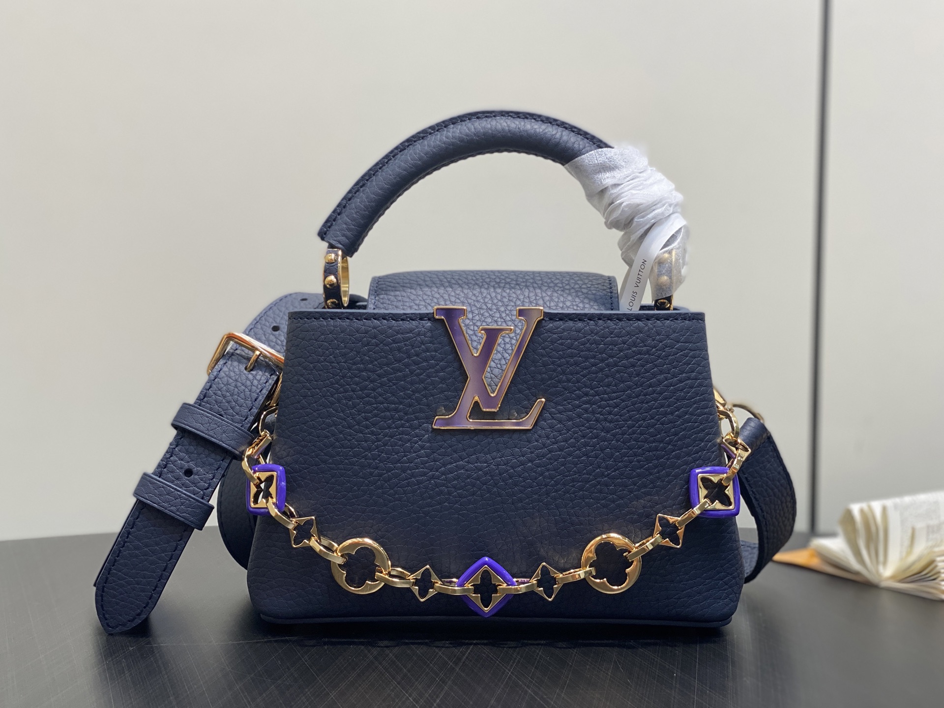 Lo*uis Vuitton Capucines East West Bag(21 x 8 x 14CM)