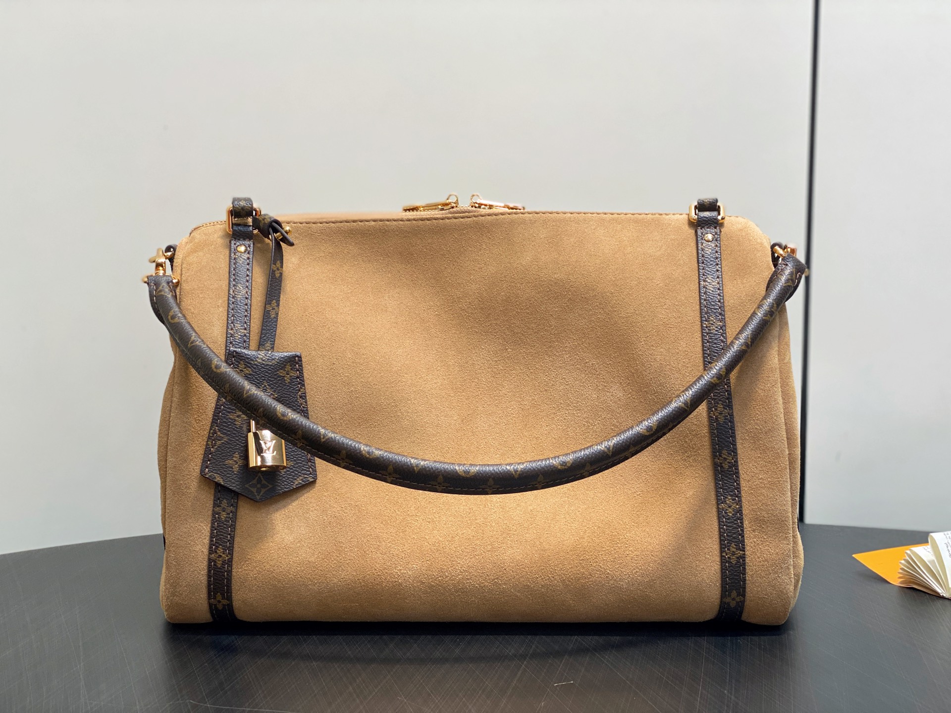 Lou*s Vuitton Express Lt Bag (24 x 18.5 x 36CM)