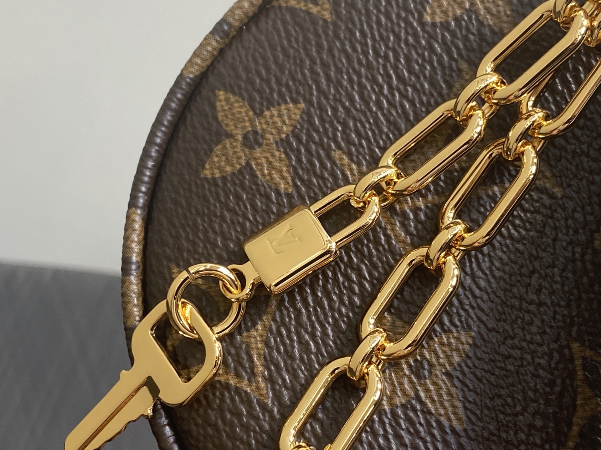 Lou*s Vuitton Catchy Bag (24x10x6CM)