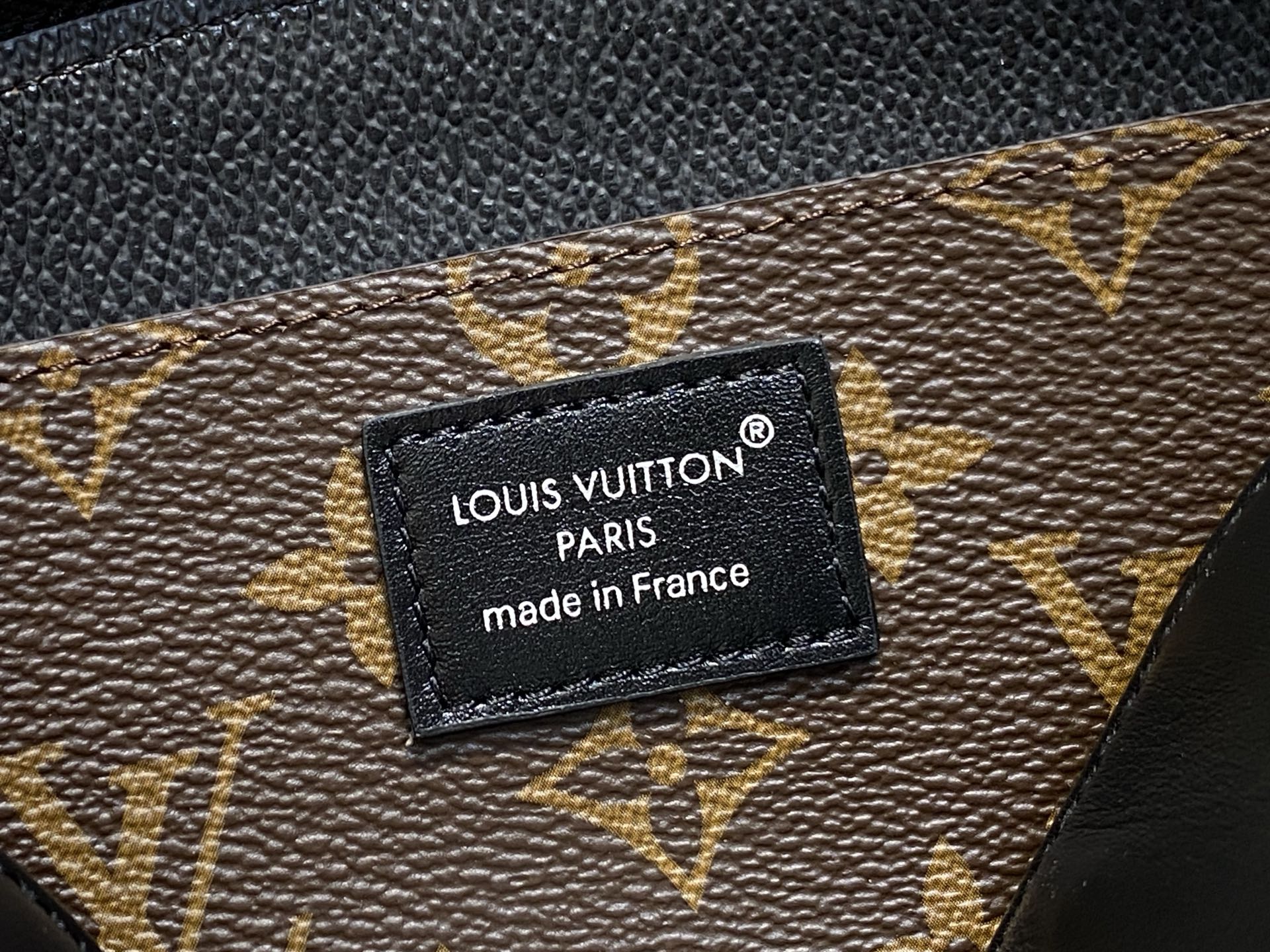 Louis Vu*itton Pochette Cosmétique Cosmetic Bag(19 x 12 x 6CM)