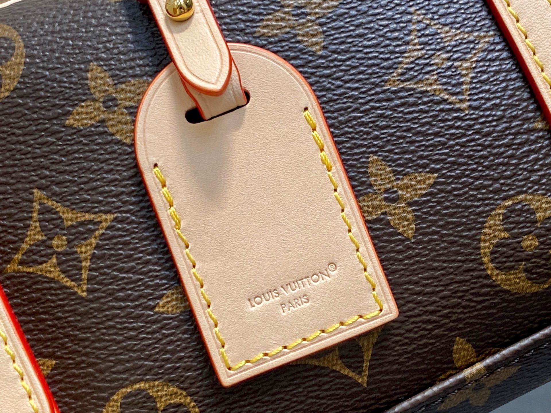 Lou*s Vuitton Hang On Bag(11.5 x 6.5 x 26CM)