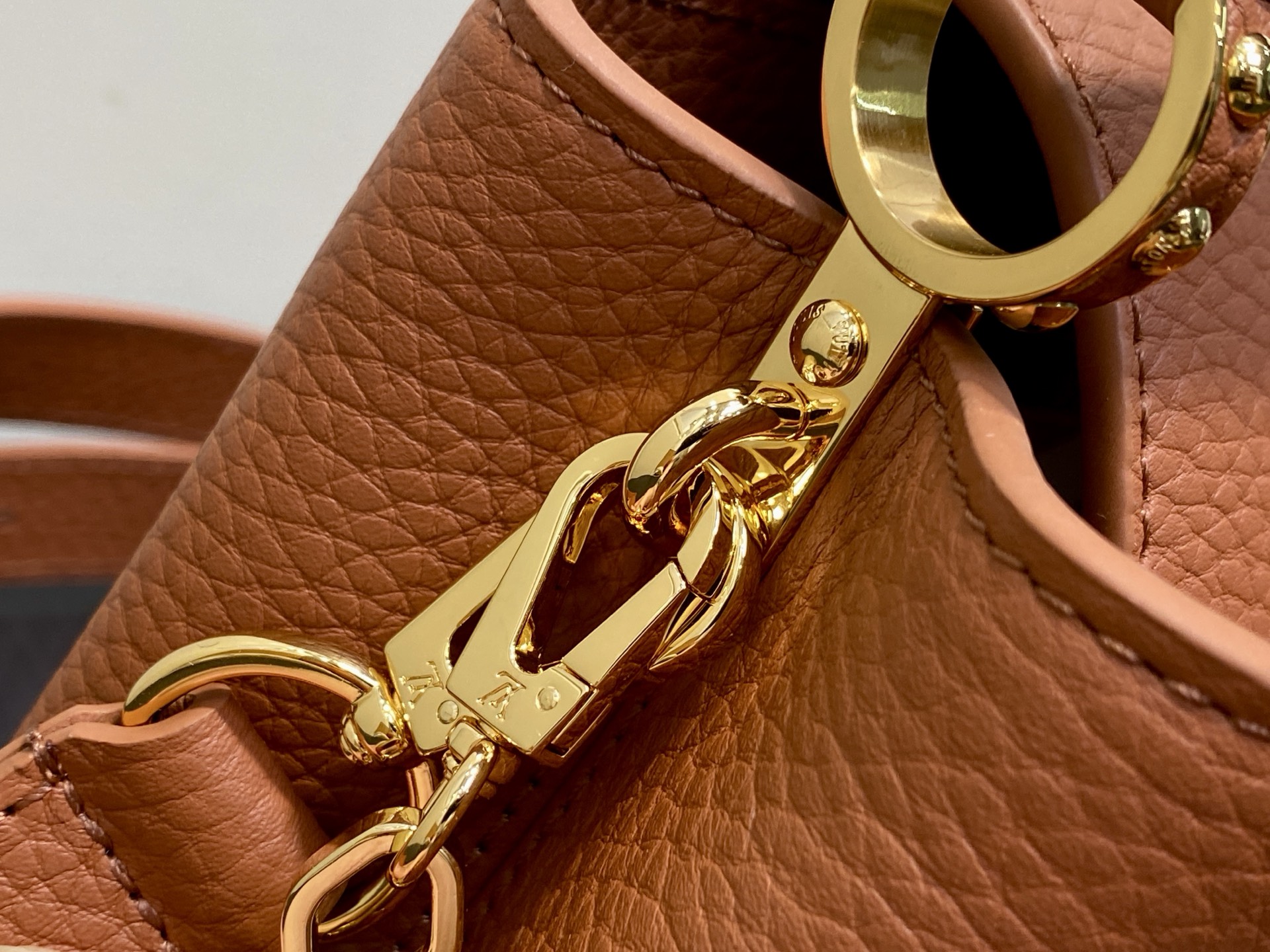 Lo*uis Vuitton Capucines Bag(21 x 8 x 14CM)